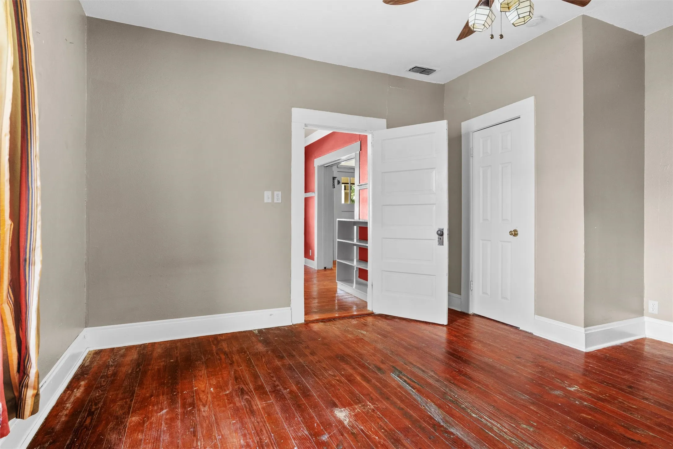 Single Family Residence For Sale in Tarrant County , 2231 Hurley Avenue, Fort Worth, Texas 76110, 2 Bedroom, 2 Bathroom, 1 Garage spaces, 1,350 Sqft, built in 1911, mls#21299253, Real Estate Agent in Fort Worth, Homes For Sale in Tarrant county, Homes For Sale in Fort Worth, Realtor in Fort Worth Texas, Real Estate Brokerage Independent Realty Texas, Luminita Cordes Realtor