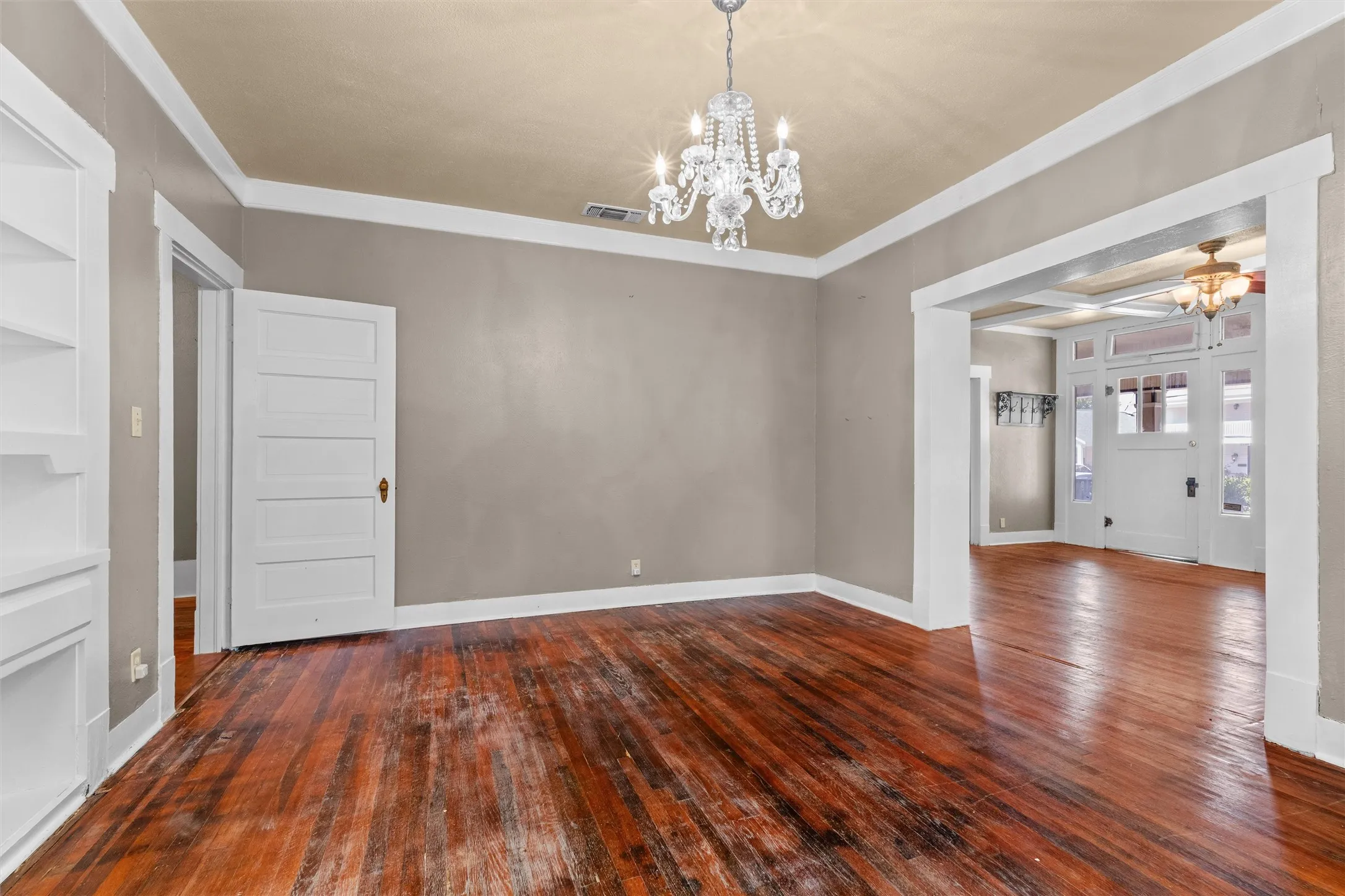 Single Family Residence For Sale in Tarrant County , 2231 Hurley Avenue, Fort Worth, Texas 76110, 2 Bedroom, 2 Bathroom, 1 Garage spaces, 1,350 Sqft, built in 1911, mls#21299253, Real Estate Agent in Fort Worth, Homes For Sale in Tarrant county, Homes For Sale in Fort Worth, Realtor in Fort Worth Texas, Real Estate Brokerage Independent Realty Texas, Luminita Cordes Realtor