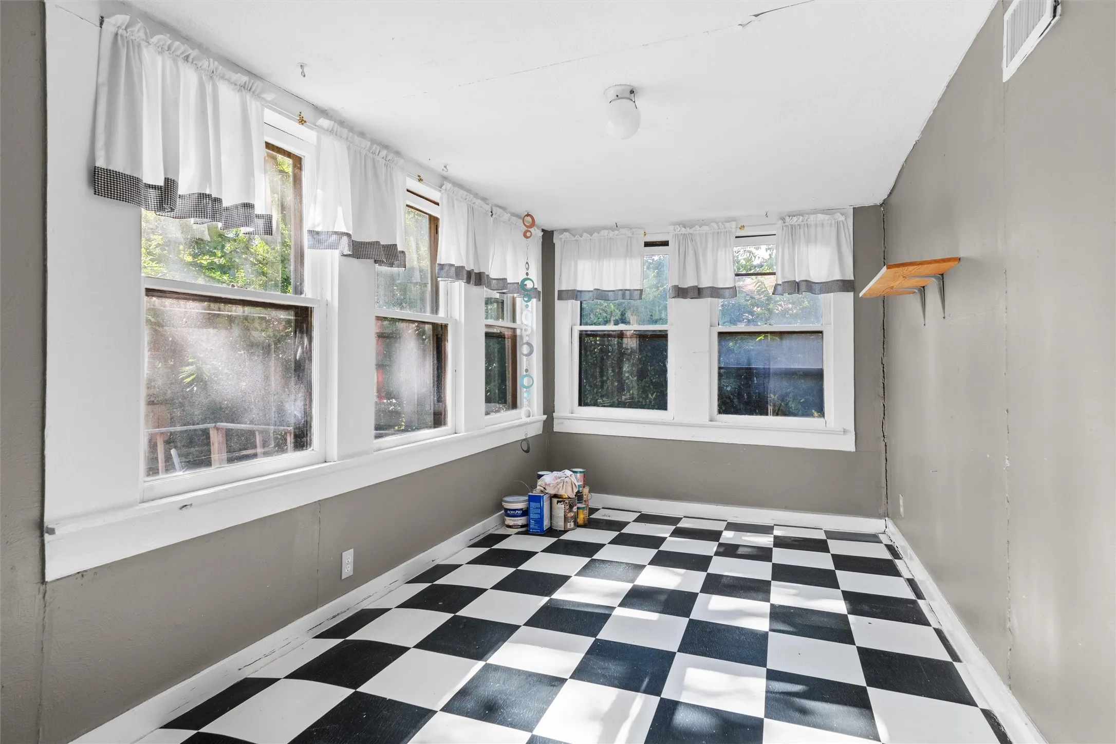Single Family Residence For Sale in Tarrant County , 2231 Hurley Avenue, Fort Worth, Texas 76110, 2 Bedroom, 2 Bathroom, 1 Garage spaces, 1,350 Sqft, built in 1911, mls#21299253, Real Estate Agent in Fort Worth, Homes For Sale in Tarrant county, Homes For Sale in Fort Worth, Realtor in Fort Worth Texas, Real Estate Brokerage Independent Realty Texas, Luminita Cordes Realtor