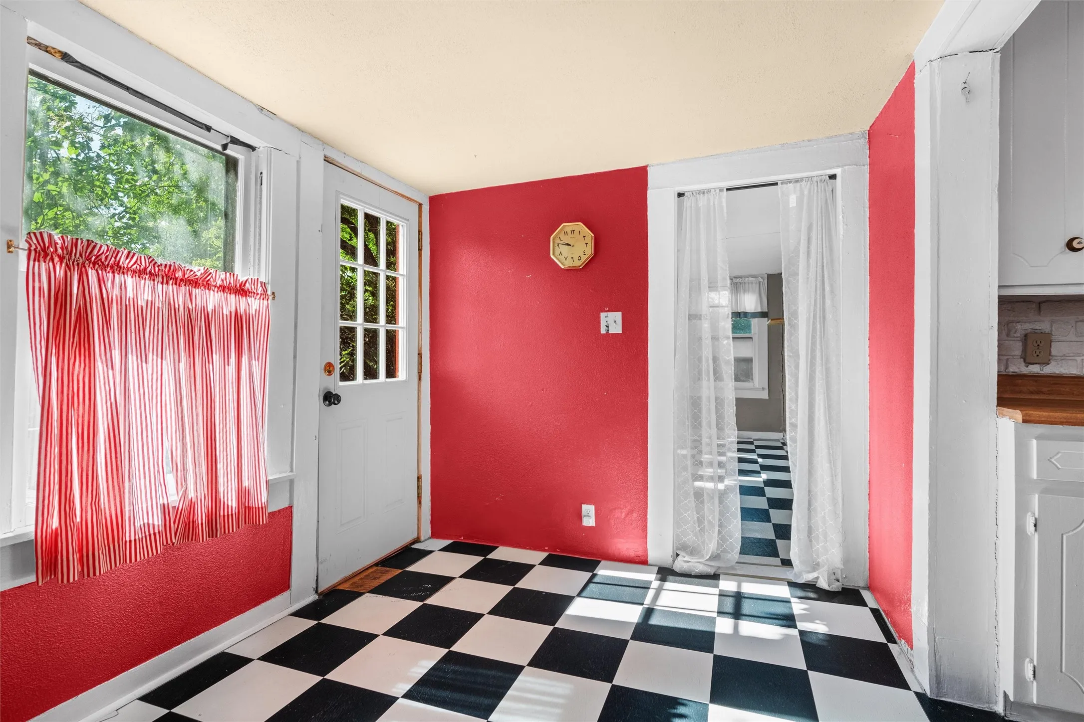 Single Family Residence For Sale in Tarrant County , 2231 Hurley Avenue, Fort Worth, Texas 76110, 2 Bedroom, 2 Bathroom, 1 Garage spaces, 1,350 Sqft, built in 1911, mls#21299253, Real Estate Agent in Fort Worth, Homes For Sale in Tarrant county, Homes For Sale in Fort Worth, Realtor in Fort Worth Texas, Real Estate Brokerage Independent Realty Texas, Luminita Cordes Realtor