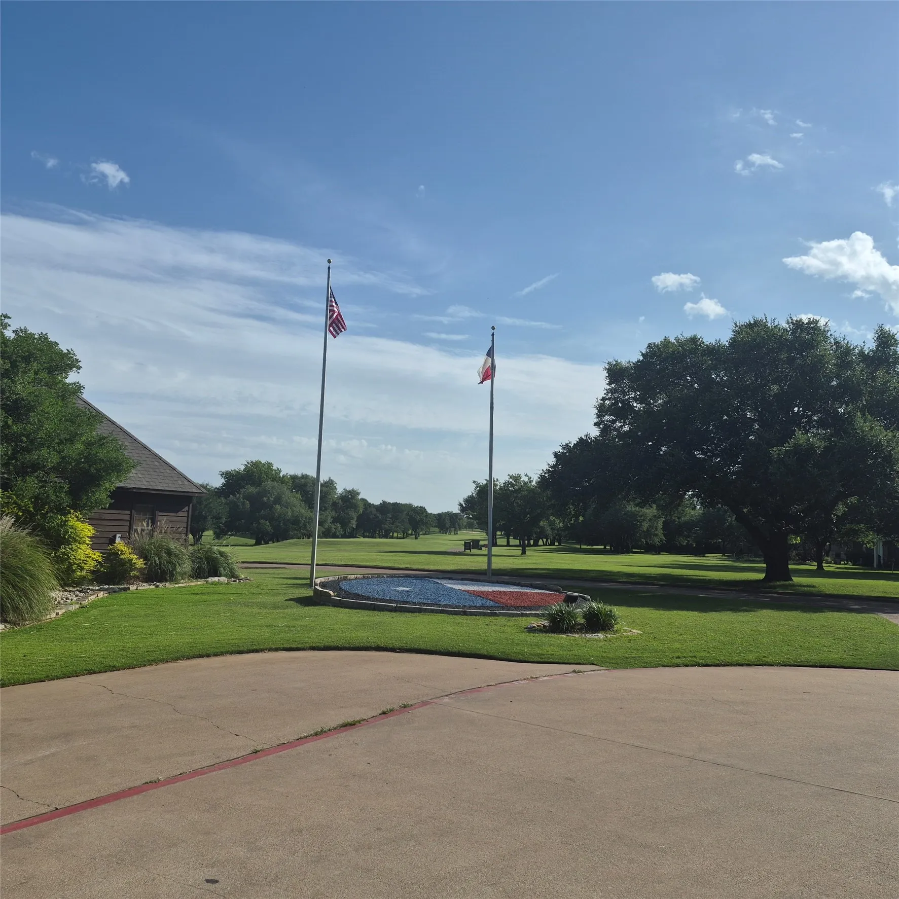 2nd golf course located right around the property.