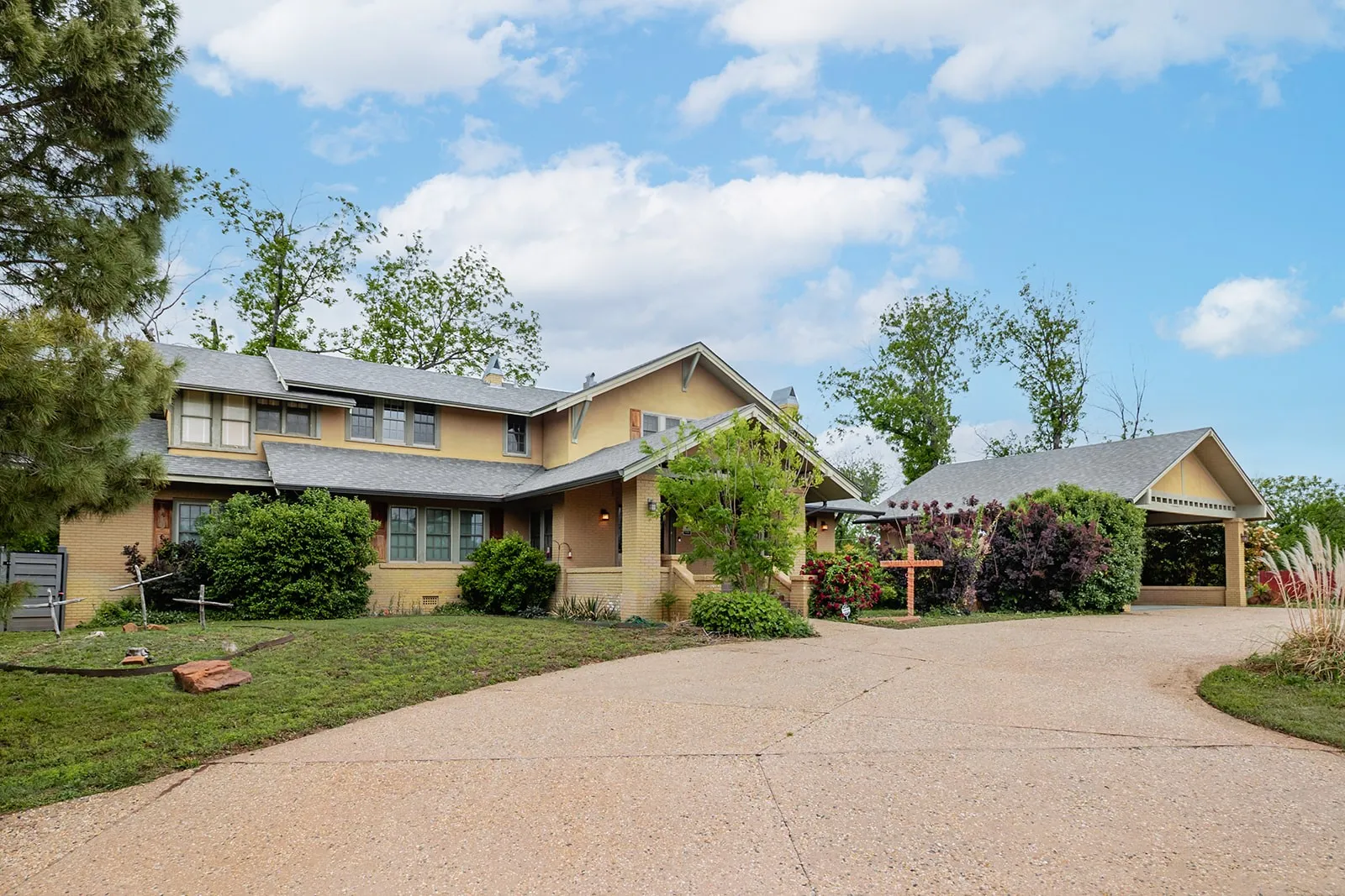 Single Family Residence For Sale in Mc Culloch County , 902 Crothers Avenue, Brady, Texas 76825, 5 Bedroom, 5 Bathroom, Garage spaces, 4,190 Sqft, built in 1916, mls#21302566, Real Estate Agent in Brady, Homes For Sale in Mc Culloch county, Homes For Sale in Brady, Realtor in Brady Texas, Real Estate Brokerage Independent Realty Texas, Luminita Cordes Realtor