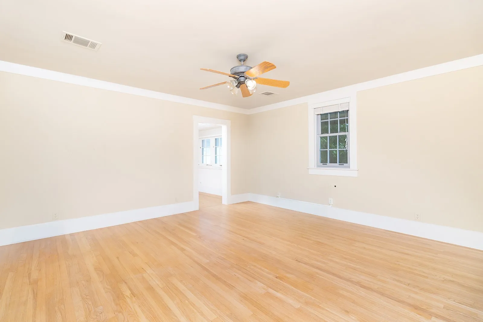 Single Family Residence For Sale in Mc Culloch County , 902 Crothers Avenue, Brady, Texas 76825, 5 Bedroom, 5 Bathroom, Garage spaces, 4,190 Sqft, built in 1916, mls#21302566, Real Estate Agent in Brady, Homes For Sale in Mc Culloch county, Homes For Sale in Brady, Realtor in Brady Texas, Real Estate Brokerage Independent Realty Texas, Luminita Cordes Realtor