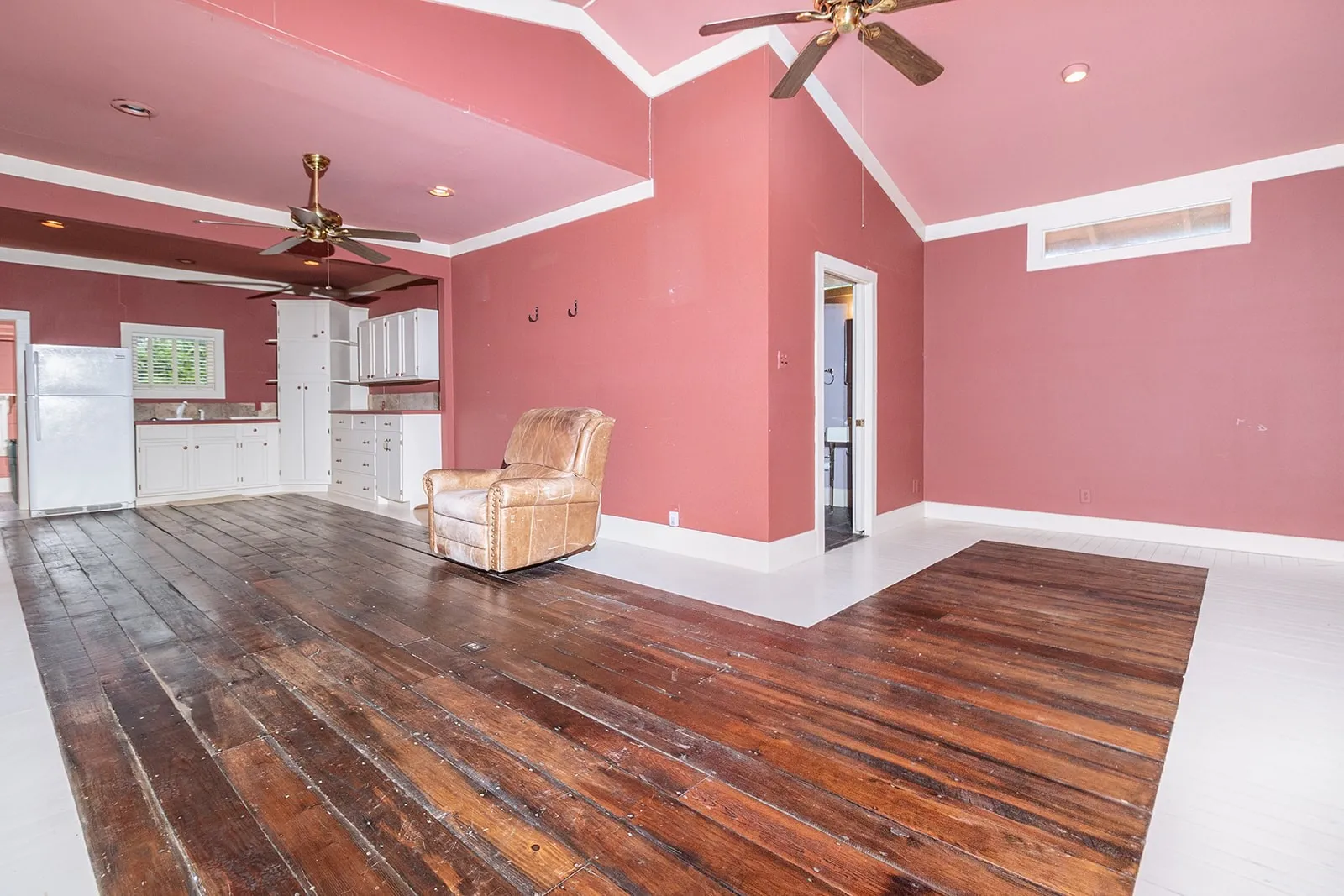 Single Family Residence For Sale in Mc Culloch County , 902 Crothers Avenue, Brady, Texas 76825, 5 Bedroom, 5 Bathroom, Garage spaces, 4,190 Sqft, built in 1916, mls#21302566, Real Estate Agent in Brady, Homes For Sale in Mc Culloch county, Homes For Sale in Brady, Realtor in Brady Texas, Real Estate Brokerage Independent Realty Texas, Luminita Cordes Realtor