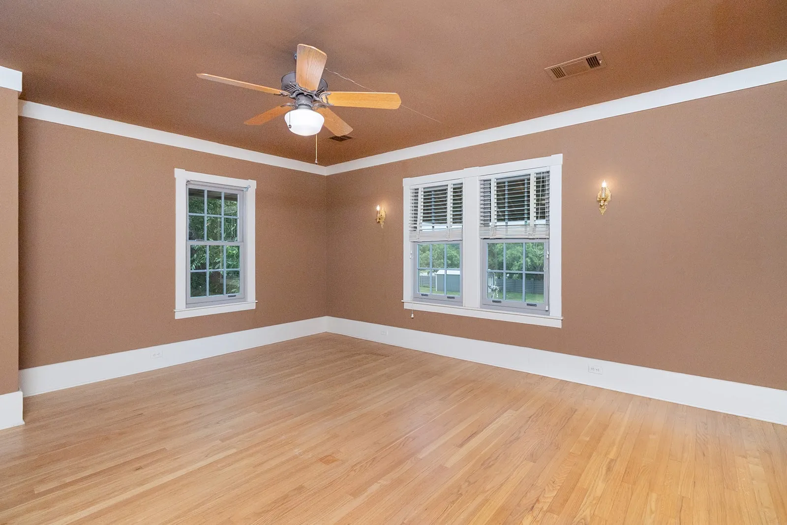 Single Family Residence For Sale in Mc Culloch County , 902 Crothers Avenue, Brady, Texas 76825, 5 Bedroom, 5 Bathroom, Garage spaces, 4,190 Sqft, built in 1916, mls#21302566, Real Estate Agent in Brady, Homes For Sale in Mc Culloch county, Homes For Sale in Brady, Realtor in Brady Texas, Real Estate Brokerage Independent Realty Texas, Luminita Cordes Realtor