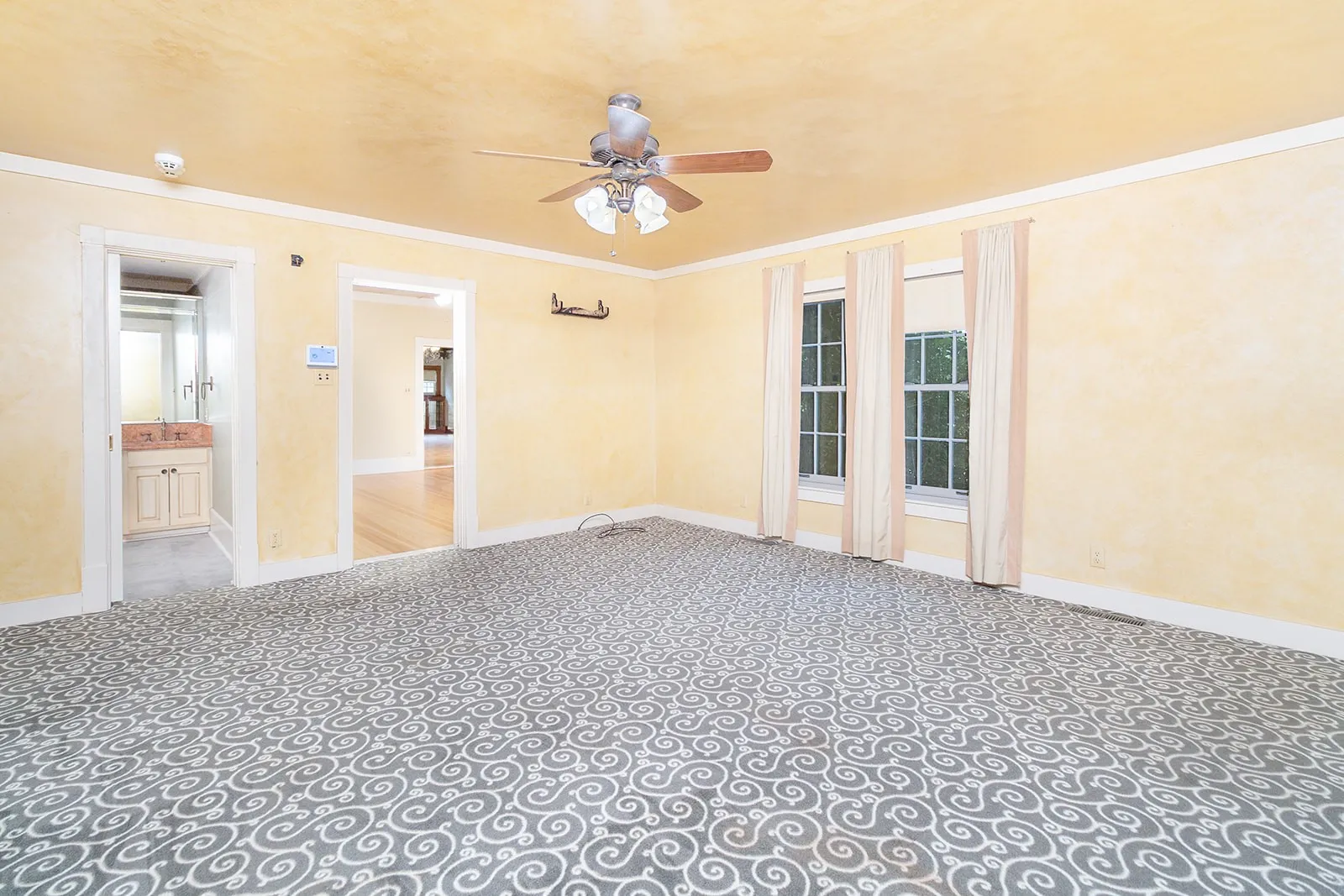 Single Family Residence For Sale in Mc Culloch County , 902 Crothers Avenue, Brady, Texas 76825, 5 Bedroom, 5 Bathroom, Garage spaces, 4,190 Sqft, built in 1916, mls#21302566, Real Estate Agent in Brady, Homes For Sale in Mc Culloch county, Homes For Sale in Brady, Realtor in Brady Texas, Real Estate Brokerage Independent Realty Texas, Luminita Cordes Realtor
