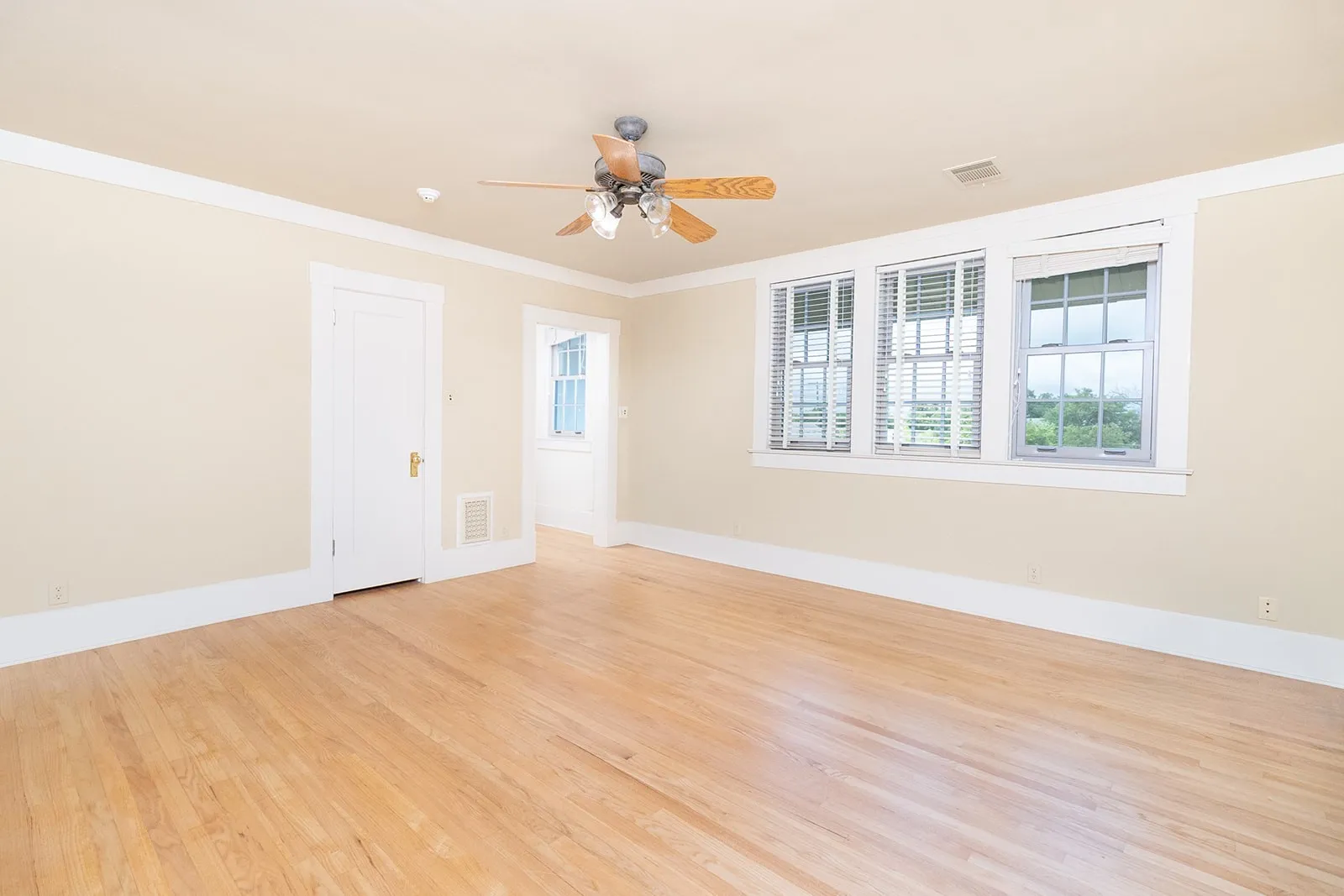 Single Family Residence For Sale in Mc Culloch County , 902 Crothers Avenue, Brady, Texas 76825, 5 Bedroom, 5 Bathroom, Garage spaces, 4,190 Sqft, built in 1916, mls#21302566, Real Estate Agent in Brady, Homes For Sale in Mc Culloch county, Homes For Sale in Brady, Realtor in Brady Texas, Real Estate Brokerage Independent Realty Texas, Luminita Cordes Realtor