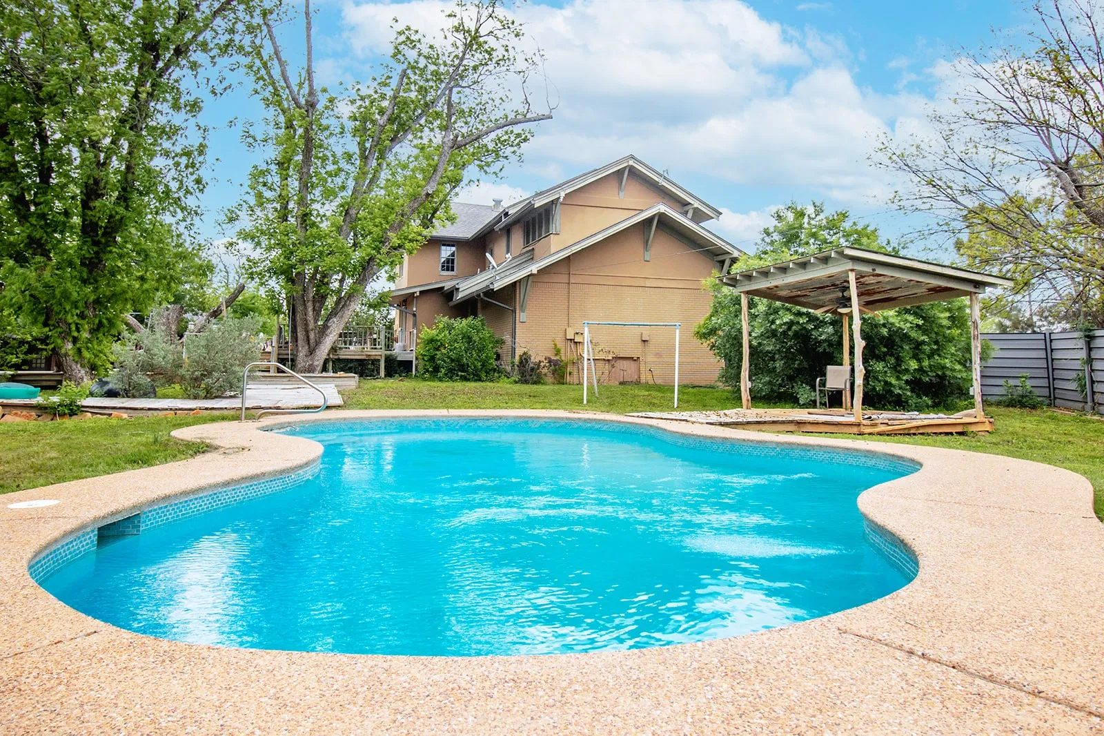 Single Family Residence For Sale in Mc Culloch County , 902 Crothers Avenue, Brady, Texas 76825, 5 Bedroom, 5 Bathroom, Garage spaces, 4,190 Sqft, built in 1916, mls#21302566, Real Estate Agent in Brady, Homes For Sale in Mc Culloch county, Homes For Sale in Brady, Realtor in Brady Texas, Real Estate Brokerage Independent Realty Texas, Luminita Cordes Realtor