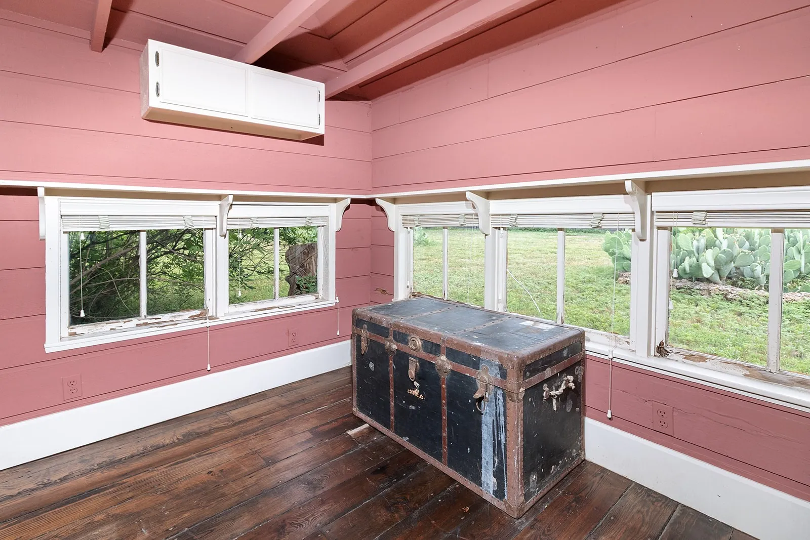 Single Family Residence For Sale in Mc Culloch County , 902 Crothers Avenue, Brady, Texas 76825, 5 Bedroom, 5 Bathroom, Garage spaces, 4,190 Sqft, built in 1916, mls#21302566, Real Estate Agent in Brady, Homes For Sale in Mc Culloch county, Homes For Sale in Brady, Realtor in Brady Texas, Real Estate Brokerage Independent Realty Texas, Luminita Cordes Realtor