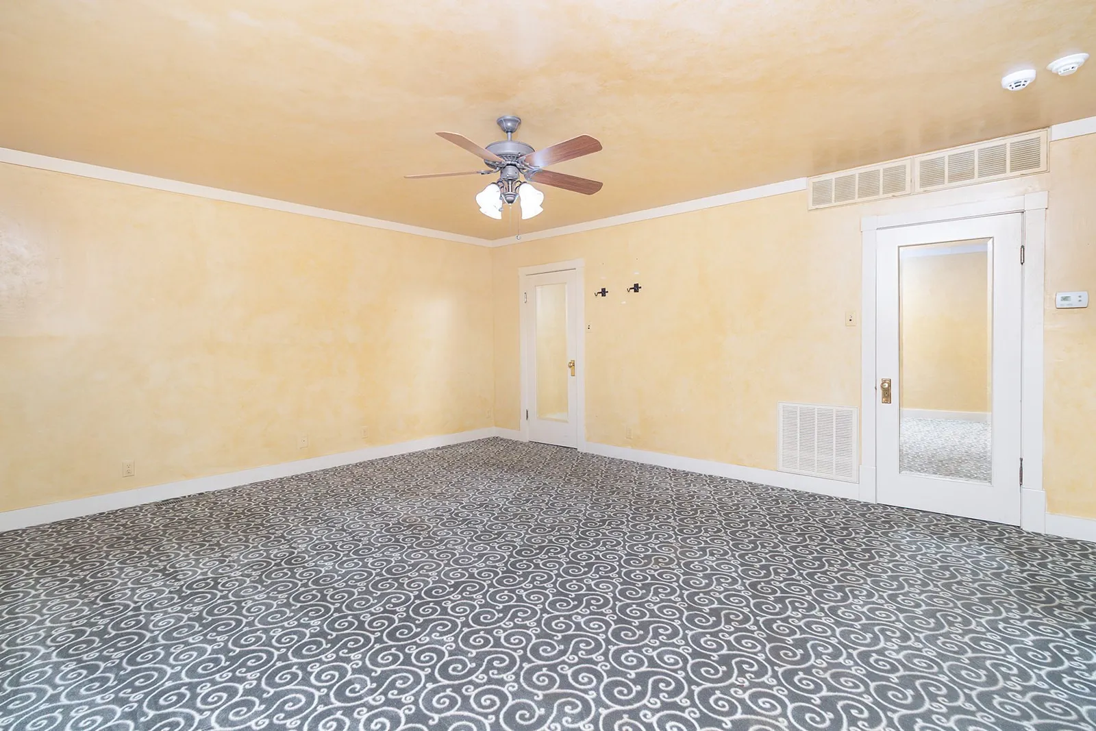 Single Family Residence For Sale in Mc Culloch County , 902 Crothers Avenue, Brady, Texas 76825, 5 Bedroom, 5 Bathroom, Garage spaces, 4,190 Sqft, built in 1916, mls#21302566, Real Estate Agent in Brady, Homes For Sale in Mc Culloch county, Homes For Sale in Brady, Realtor in Brady Texas, Real Estate Brokerage Independent Realty Texas, Luminita Cordes Realtor