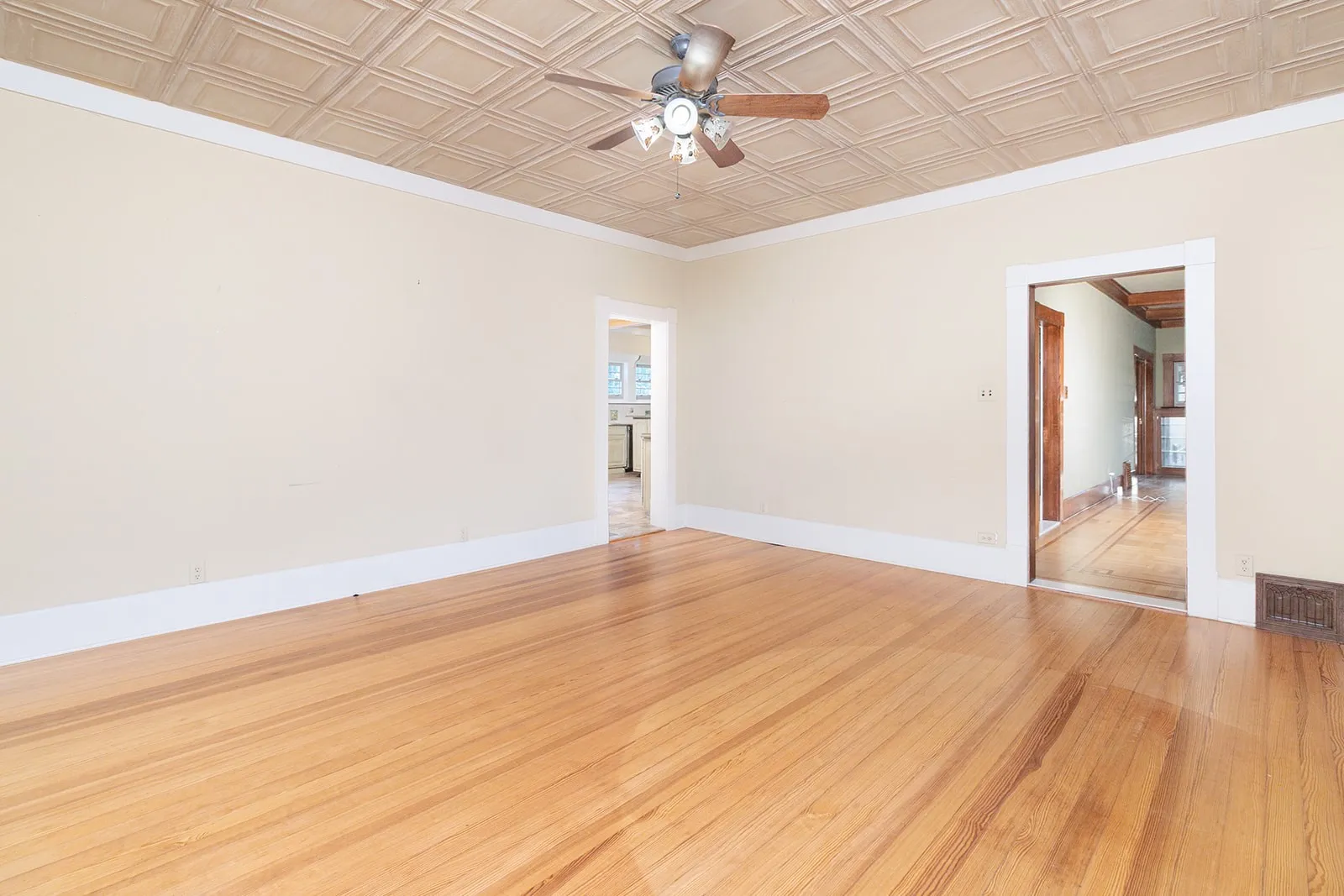 Single Family Residence For Sale in Mc Culloch County , 902 Crothers Avenue, Brady, Texas 76825, 5 Bedroom, 5 Bathroom, Garage spaces, 4,190 Sqft, built in 1916, mls#21302566, Real Estate Agent in Brady, Homes For Sale in Mc Culloch county, Homes For Sale in Brady, Realtor in Brady Texas, Real Estate Brokerage Independent Realty Texas, Luminita Cordes Realtor