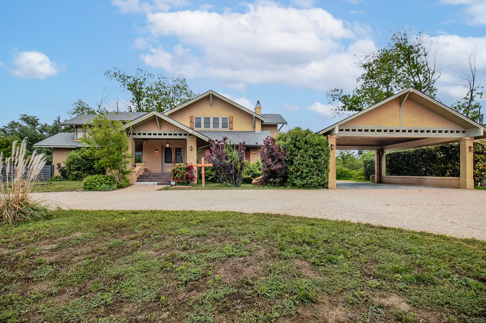 Single Family Residence For Sale in Mc Culloch County , 902 Crothers Avenue, Brady, Texas 76825, 5 Bedroom, 5 Bathroom, Garage spaces, 4,190 Sqft, built in 1916, mls#21302566, Real Estate Agent in Brady, Homes For Sale in Mc Culloch county, Homes For Sale in Brady, Realtor in Brady Texas, Real Estate Brokerage Independent Realty Texas, Luminita Cordes Realtor