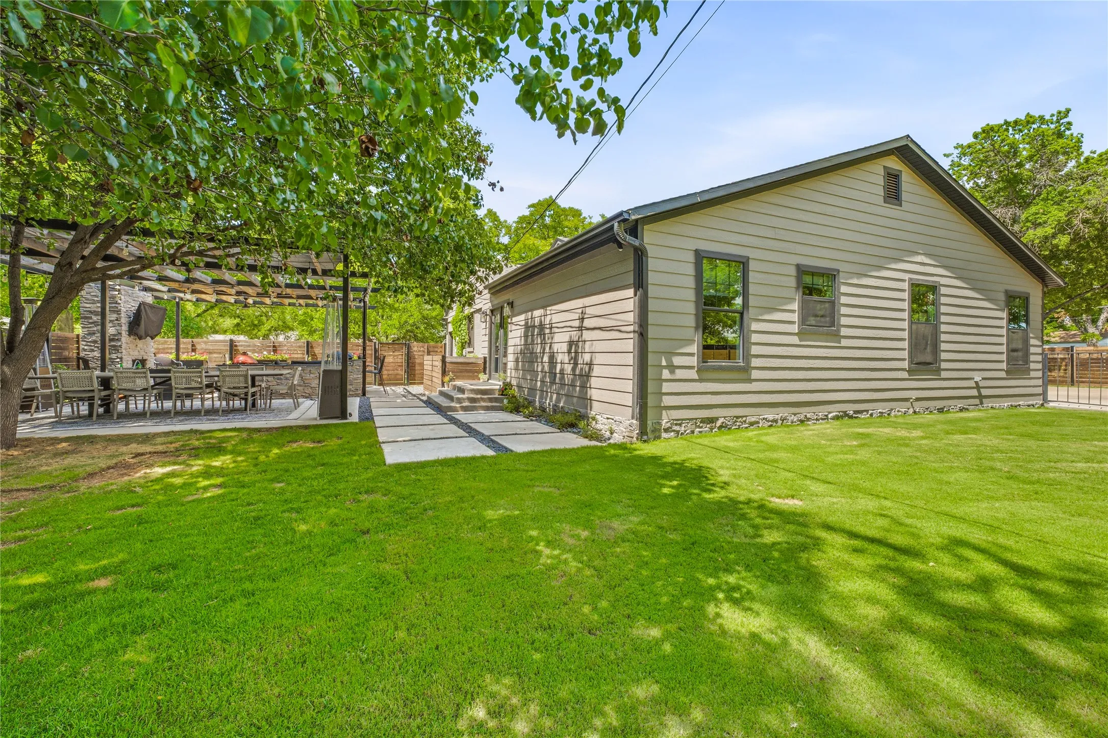 Single Family Residence For Sale in Young County , 912 Calaveras Street, Graham, Texas 76450, 3 Bedroom, 2 Bathroom, Garage spaces, 2,350 Sqft, built in 1948, mls#21301290, Real Estate Agent in Graham, Homes For Sale in Young county, Homes For Sale in Graham, Realtor in Graham Texas, Real Estate Brokerage Independent Realty Texas, Luminita Cordes Realtor