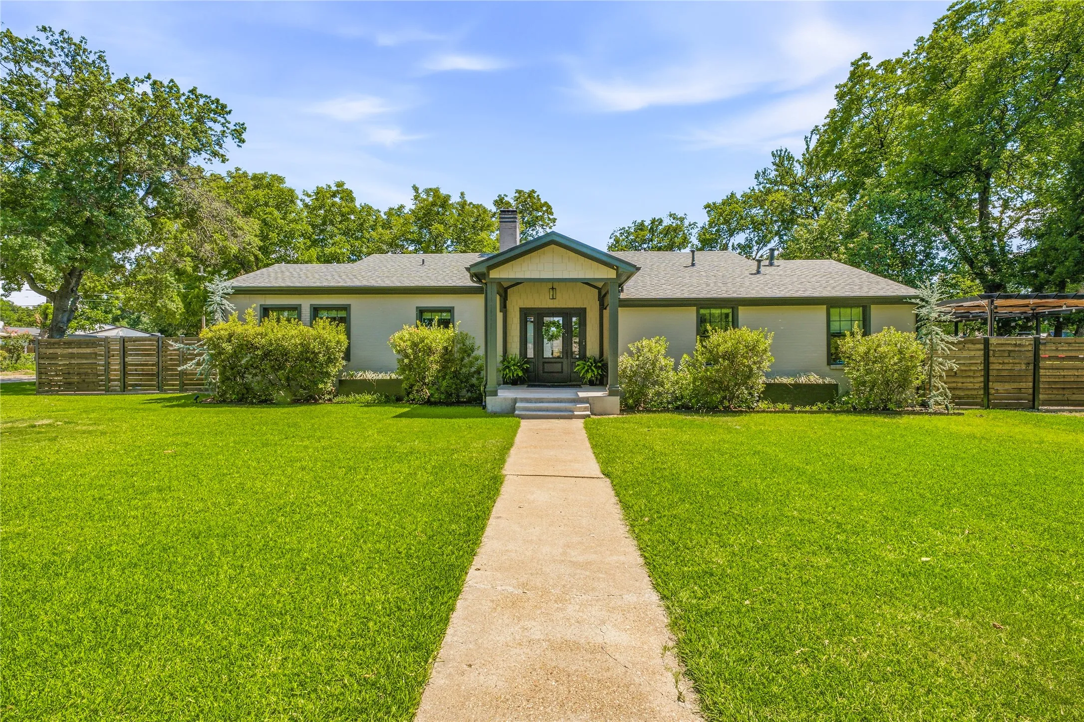 Single Family Residence For Sale in Young County , 912 Calaveras Street, Graham, Texas 76450, 3 Bedroom, 2 Bathroom, Garage spaces, 2,350 Sqft, built in 1948, mls#21301290, Real Estate Agent in Graham, Homes For Sale in Young county, Homes For Sale in Graham, Realtor in Graham Texas, Real Estate Brokerage Independent Realty Texas, Luminita Cordes Realtor
