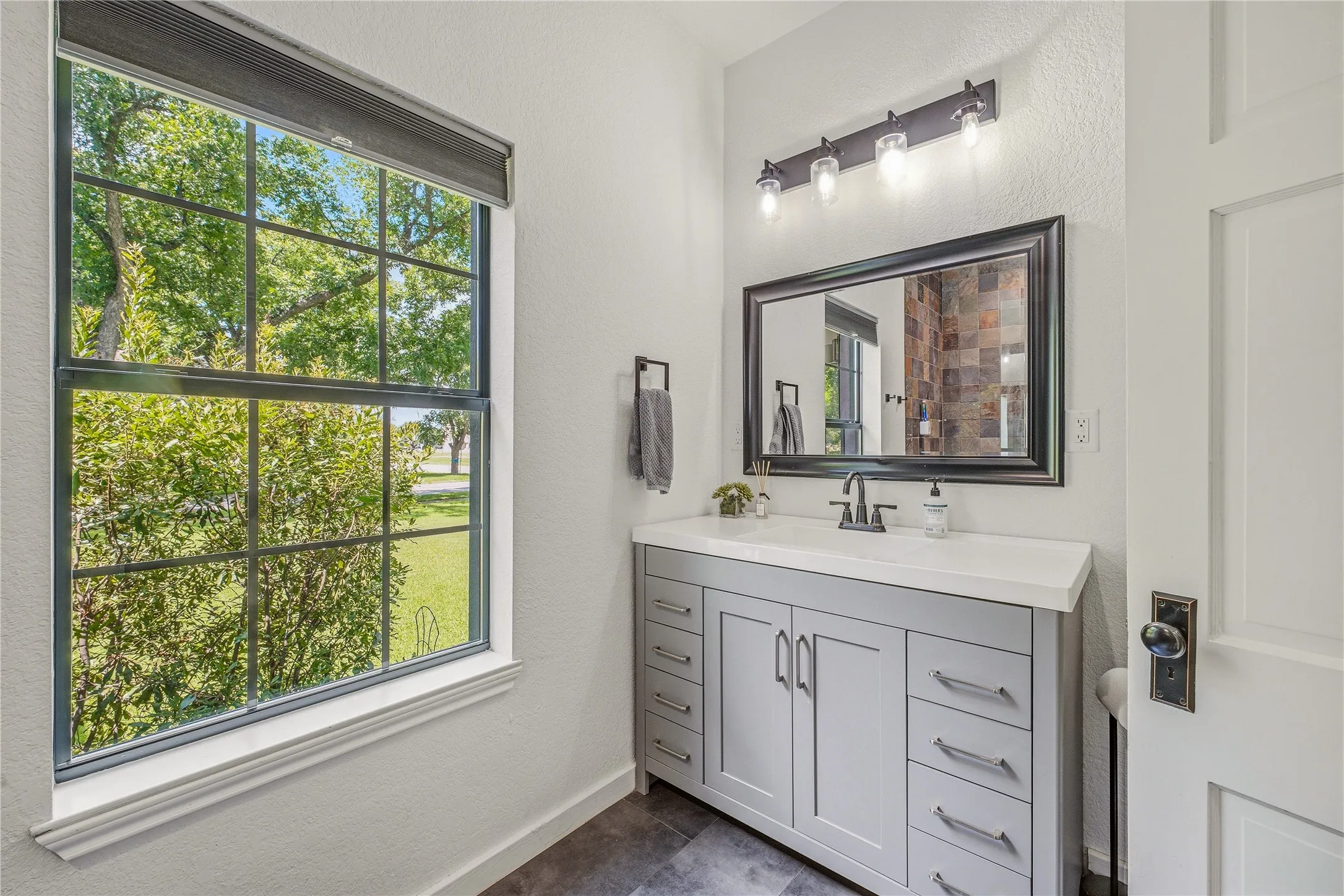 Single Family Residence For Sale in Young County , 912 Calaveras Street, Graham, Texas 76450, 3 Bedroom, 2 Bathroom, Garage spaces, 2,350 Sqft, built in 1948, mls#21301290, Real Estate Agent in Graham, Homes For Sale in Young county, Homes For Sale in Graham, Realtor in Graham Texas, Real Estate Brokerage Independent Realty Texas, Luminita Cordes Realtor