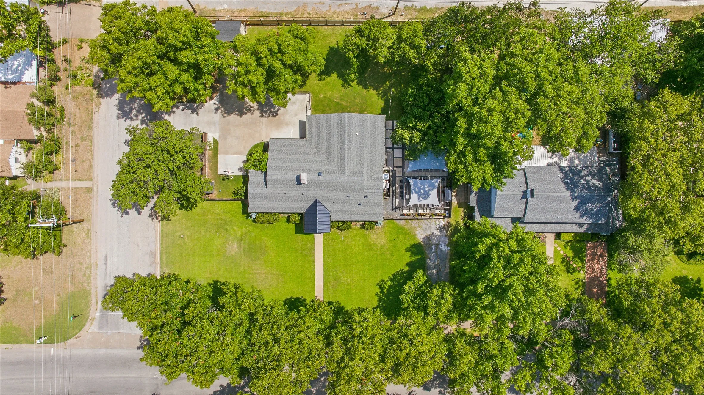 Single Family Residence For Sale in Young County , 912 Calaveras Street, Graham, Texas 76450, 3 Bedroom, 2 Bathroom, Garage spaces, 2,350 Sqft, built in 1948, mls#21301290, Real Estate Agent in Graham, Homes For Sale in Young county, Homes For Sale in Graham, Realtor in Graham Texas, Real Estate Brokerage Independent Realty Texas, Luminita Cordes Realtor