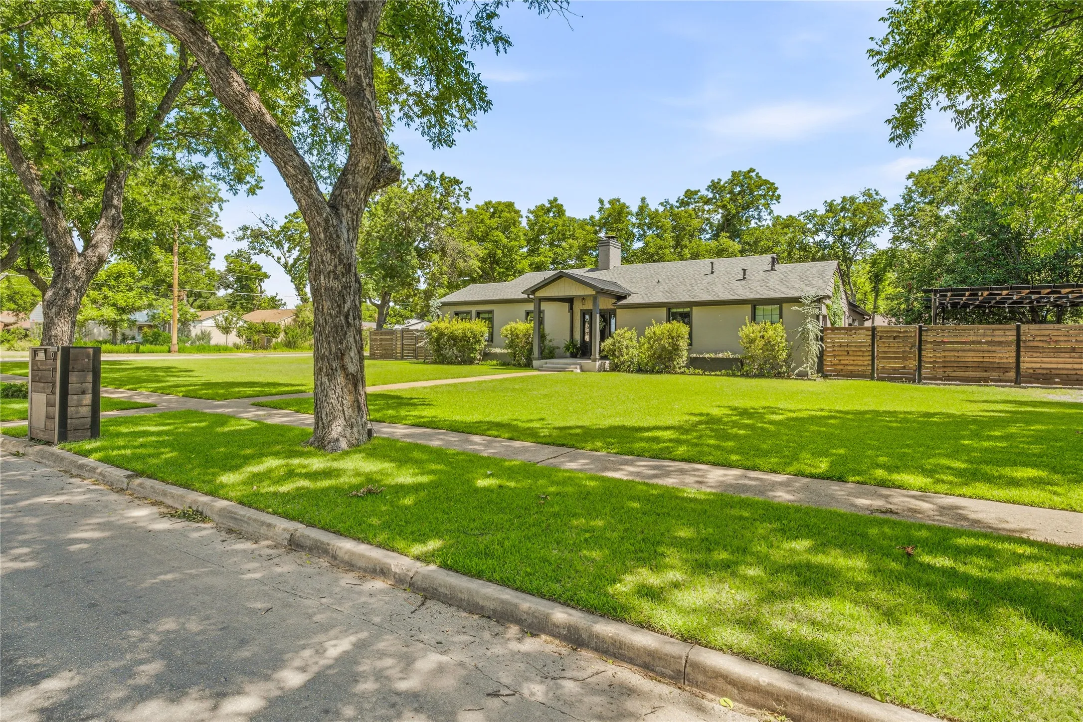 Single Family Residence For Sale in Young County , 912 Calaveras Street, Graham, Texas 76450, 3 Bedroom, 2 Bathroom, Garage spaces, 2,350 Sqft, built in 1948, mls#21301290, Real Estate Agent in Graham, Homes For Sale in Young county, Homes For Sale in Graham, Realtor in Graham Texas, Real Estate Brokerage Independent Realty Texas, Luminita Cordes Realtor