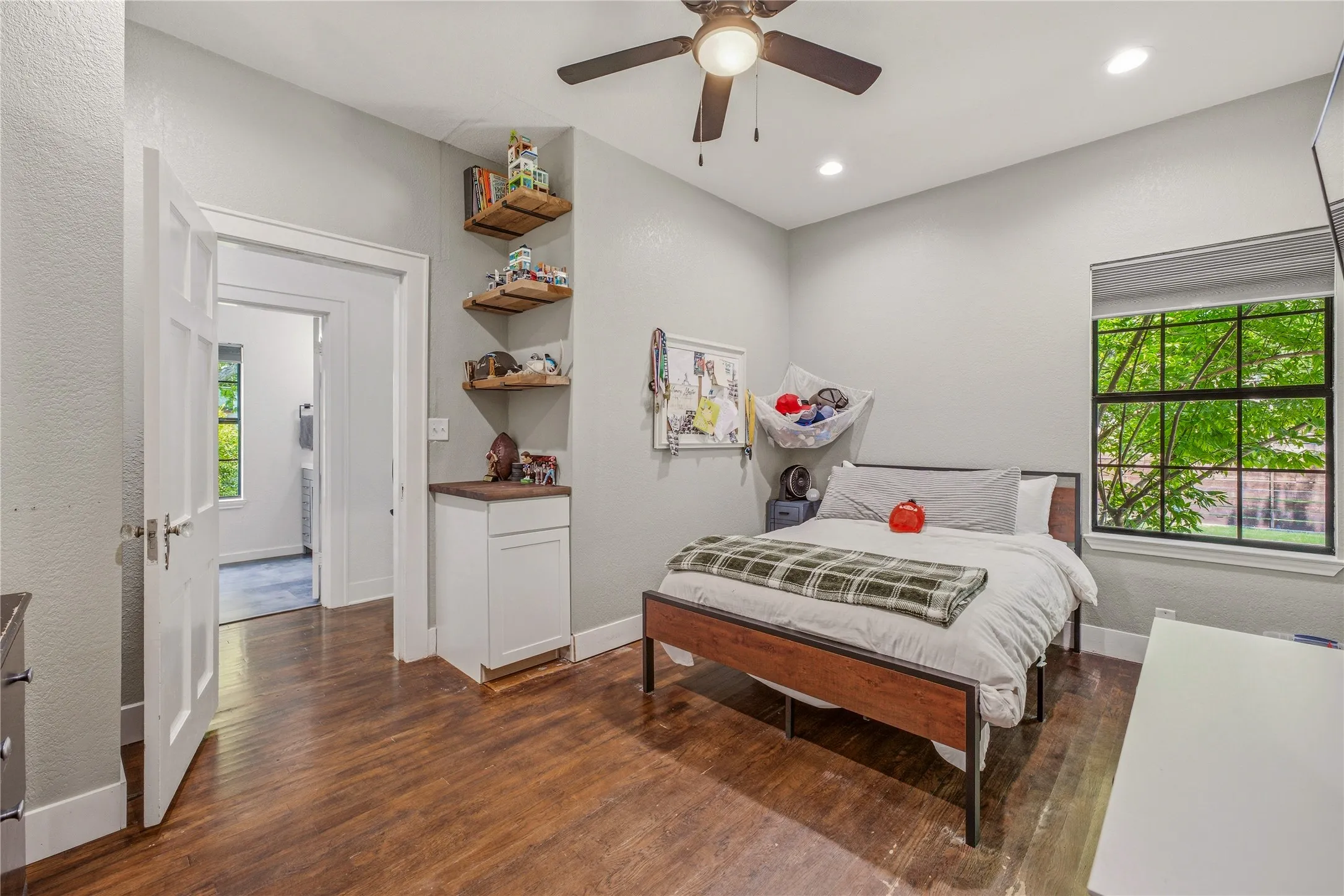 Single Family Residence For Sale in Young County , 912 Calaveras Street, Graham, Texas 76450, 3 Bedroom, 2 Bathroom, Garage spaces, 2,350 Sqft, built in 1948, mls#21301290, Real Estate Agent in Graham, Homes For Sale in Young county, Homes For Sale in Graham, Realtor in Graham Texas, Real Estate Brokerage Independent Realty Texas, Luminita Cordes Realtor