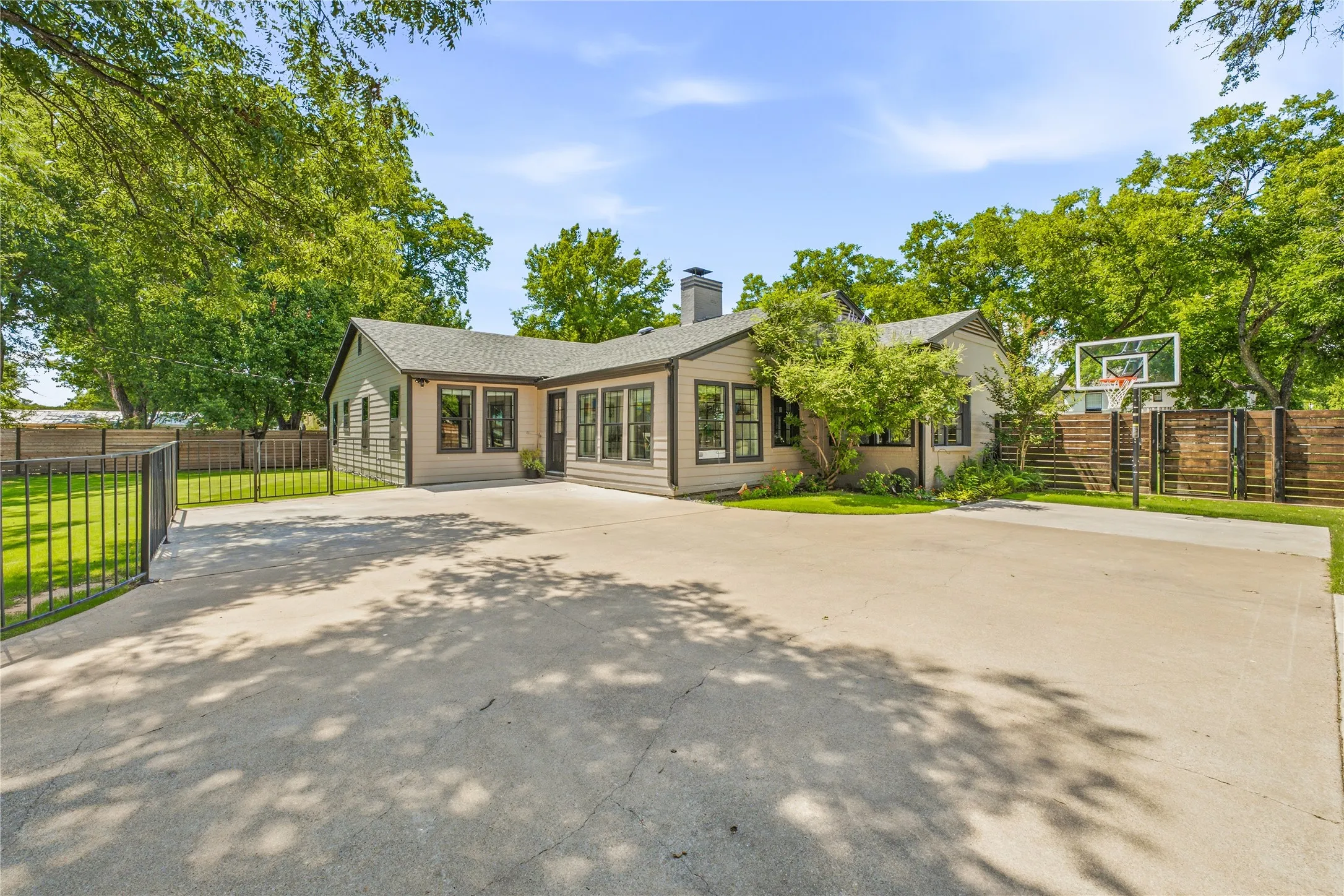 Single Family Residence For Sale in Young County , 912 Calaveras Street, Graham, Texas 76450, 3 Bedroom, 2 Bathroom, Garage spaces, 2,350 Sqft, built in 1948, mls#21301290, Real Estate Agent in Graham, Homes For Sale in Young county, Homes For Sale in Graham, Realtor in Graham Texas, Real Estate Brokerage Independent Realty Texas, Luminita Cordes Realtor