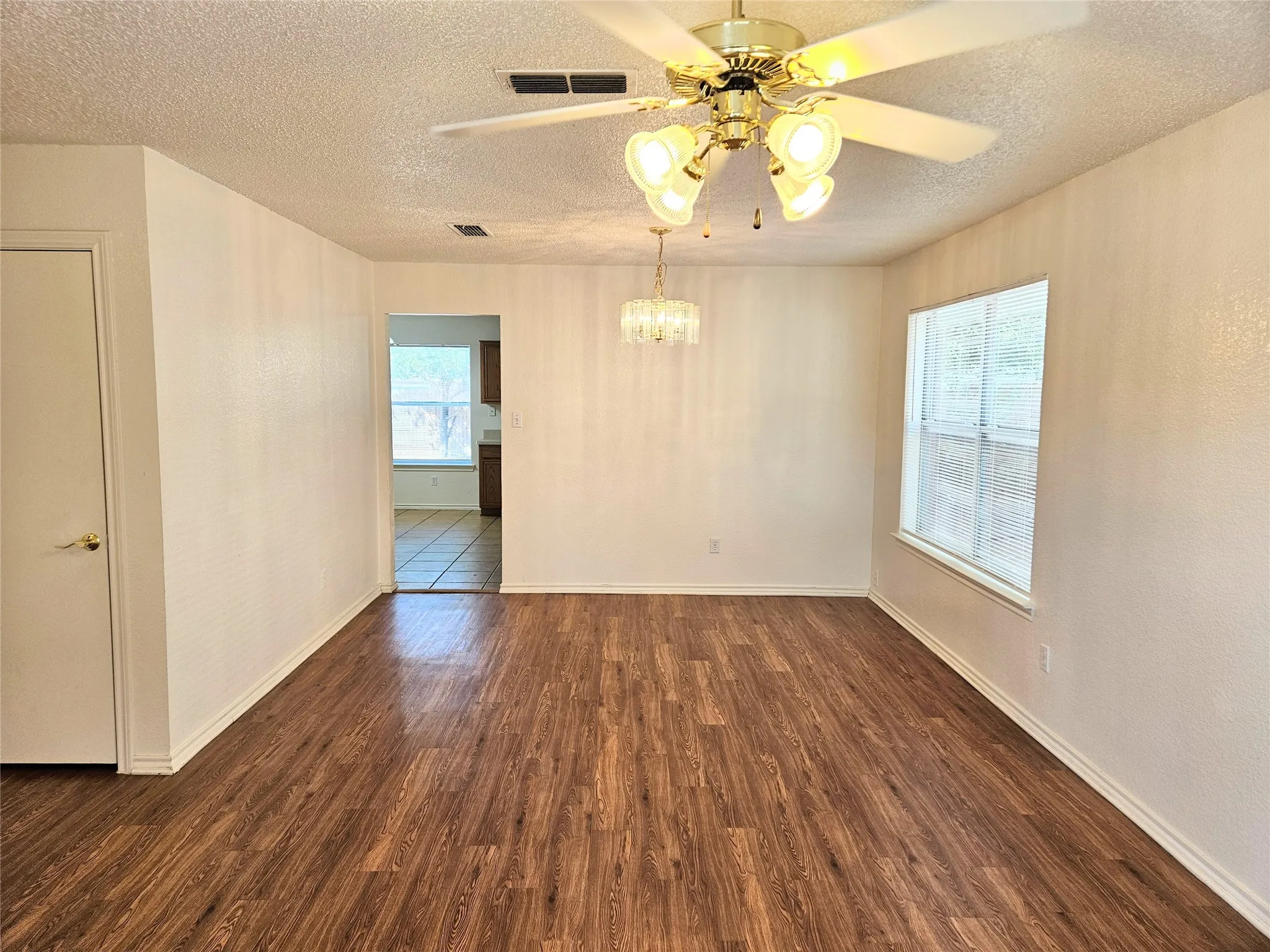 Single Family Residence For Rent in Tarrant County , 8405 Three Bars Drive, Fort Worth, Texas 76179, 3 Bedroom, 3 Bathroom, 2 Garage spaces, 2,372 Sqft, built in 2003, mls#21302603, Real Estate Agent in Fort Worth, Homes For Rent in Tarrant county, Homes For Rent in Fort Worth, Realtor in Fort Worth Texas, Real Estate Brokerage Independent Realty Texas, Luminita Cordes Realtor
