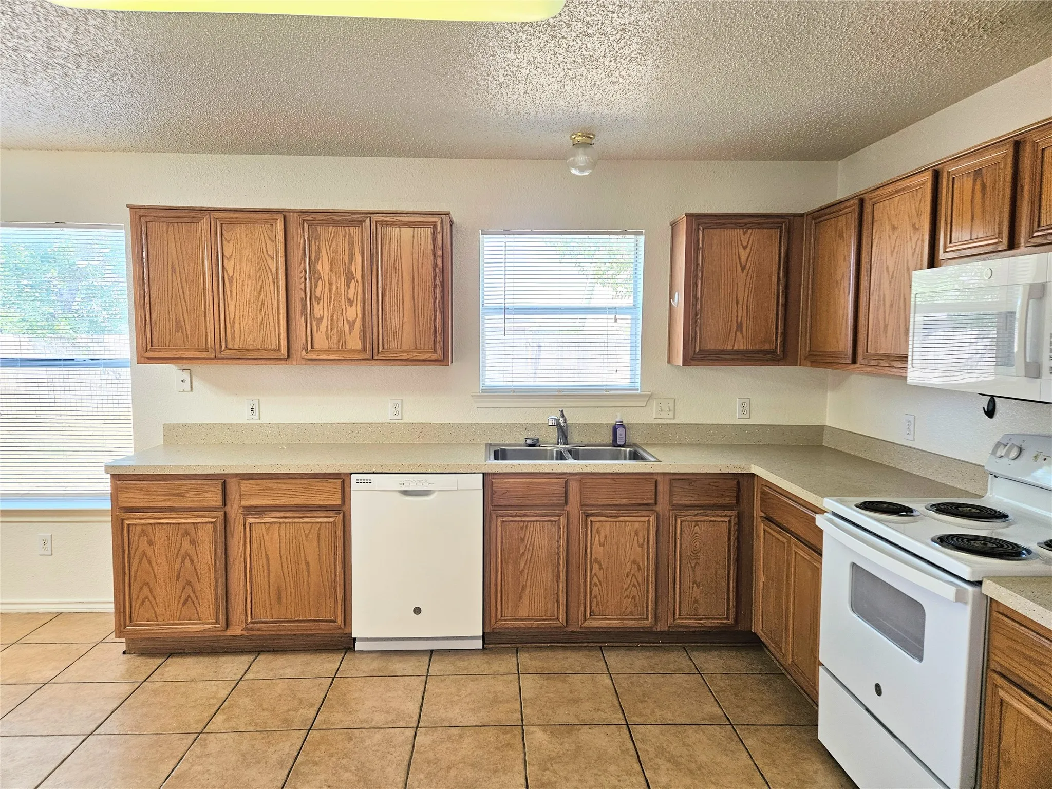 Single Family Residence For Rent in Tarrant County , 8405 Three Bars Drive, Fort Worth, Texas 76179, 3 Bedroom, 3 Bathroom, 2 Garage spaces, 2,372 Sqft, built in 2003, mls#21302603, Real Estate Agent in Fort Worth, Homes For Rent in Tarrant county, Homes For Rent in Fort Worth, Realtor in Fort Worth Texas, Real Estate Brokerage Independent Realty Texas, Luminita Cordes Realtor