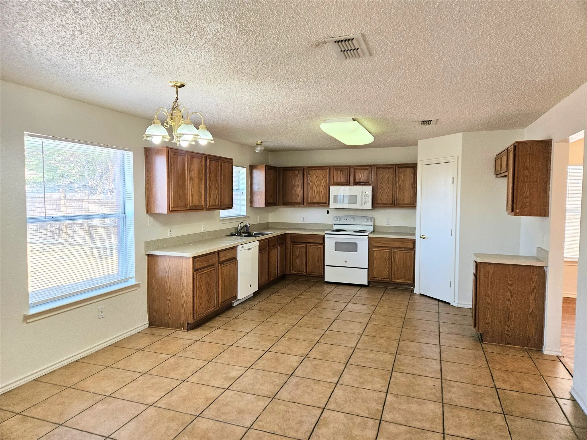 Single Family Residence For Rent in Tarrant County , 8405 Three Bars Drive, Fort Worth, Texas 76179, 3 Bedroom, 3 Bathroom, 2 Garage spaces, 2,372 Sqft, built in 2003, mls#21302603, Real Estate Agent in Fort Worth, Homes For Rent in Tarrant county, Homes For Rent in Fort Worth, Realtor in Fort Worth Texas, Real Estate Brokerage Independent Realty Texas, Luminita Cordes Realtor