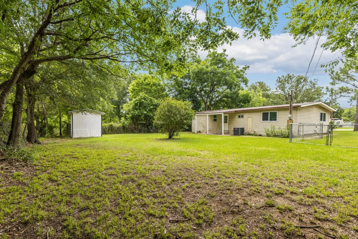 Manufactured Home For Sale in Henderson County , 110 W Shadowwood Street, Gun Barrel City, Texas 75156, 3 Bedroom, 2 Bathroom, Garage spaces, 1,128 Sqft, built in 1980, mls#21302614, Real Estate Agent in Gun Barrel City, Homes For Sale in Henderson county, Homes For Sale in Gun Barrel City, Realtor in Gun Barrel City Texas, Real Estate Brokerage Independent Realty Texas, Luminita Cordes Realtor