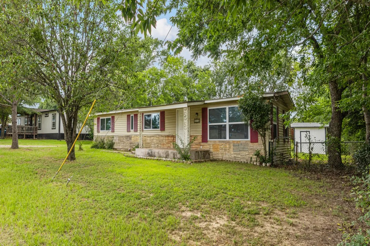 Manufactured Home For Sale in Henderson County , 110 W Shadowwood Street, Gun Barrel City, Texas 75156, 3 Bedroom, 2 Bathroom, Garage spaces, 1,128 Sqft, built in 1980, mls#21302614, Real Estate Agent in Gun Barrel City, Homes For Sale in Henderson county, Homes For Sale in Gun Barrel City, Realtor in Gun Barrel City Texas, Real Estate Brokerage Independent Realty Texas, Luminita Cordes Realtor