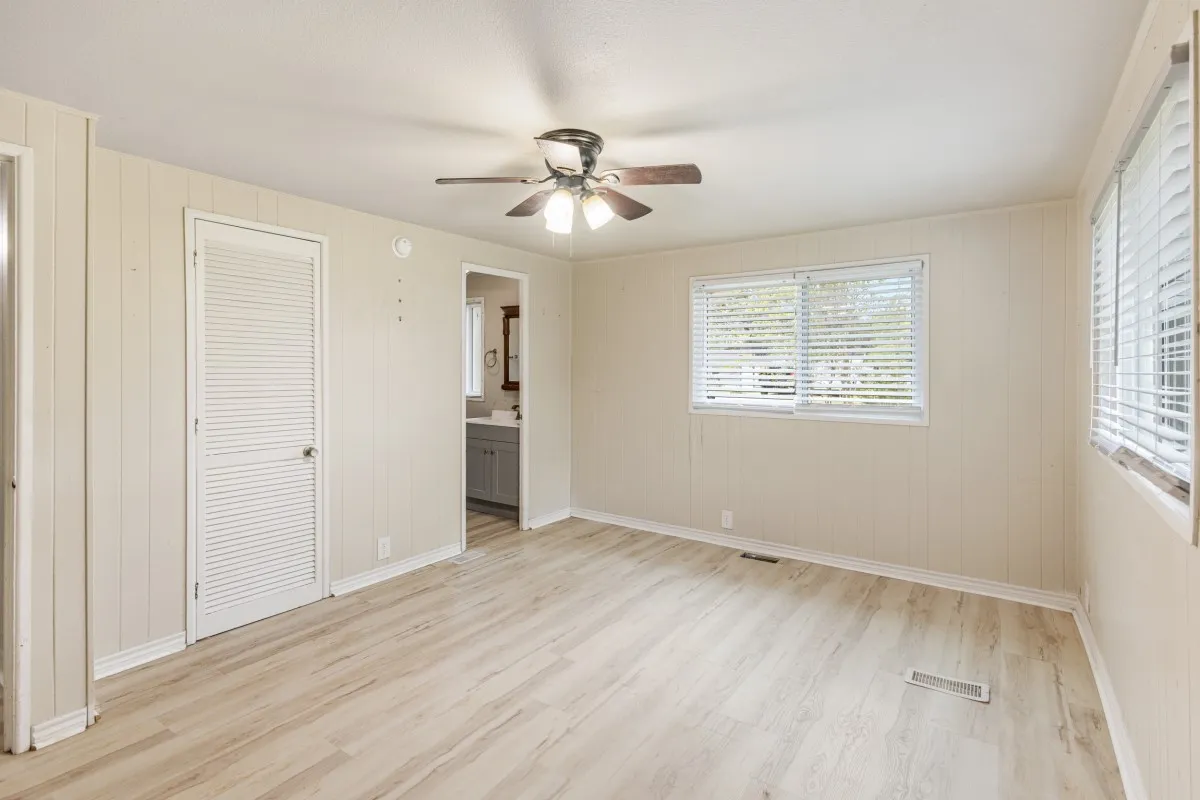 Manufactured Home For Sale in Henderson County , 110 W Shadowwood Street, Gun Barrel City, Texas 75156, 3 Bedroom, 2 Bathroom, Garage spaces, 1,128 Sqft, built in 1980, mls#21302614, Real Estate Agent in Gun Barrel City, Homes For Sale in Henderson county, Homes For Sale in Gun Barrel City, Realtor in Gun Barrel City Texas, Real Estate Brokerage Independent Realty Texas, Luminita Cordes Realtor