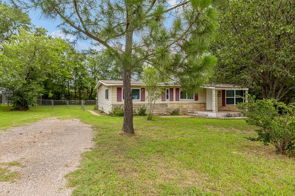 Manufactured Home For Sale in Henderson County , 110 W Shadowwood Street, Gun Barrel City, Texas 75156, 3 Bedroom, 2 Bathroom, Garage spaces, 1,128 Sqft, built in 1980, mls#21302614, Real Estate Agent in Gun Barrel City, Homes For Sale in Henderson county, Homes For Sale in Gun Barrel City, Realtor in Gun Barrel City Texas, Real Estate Brokerage Independent Realty Texas, Luminita Cordes Realtor