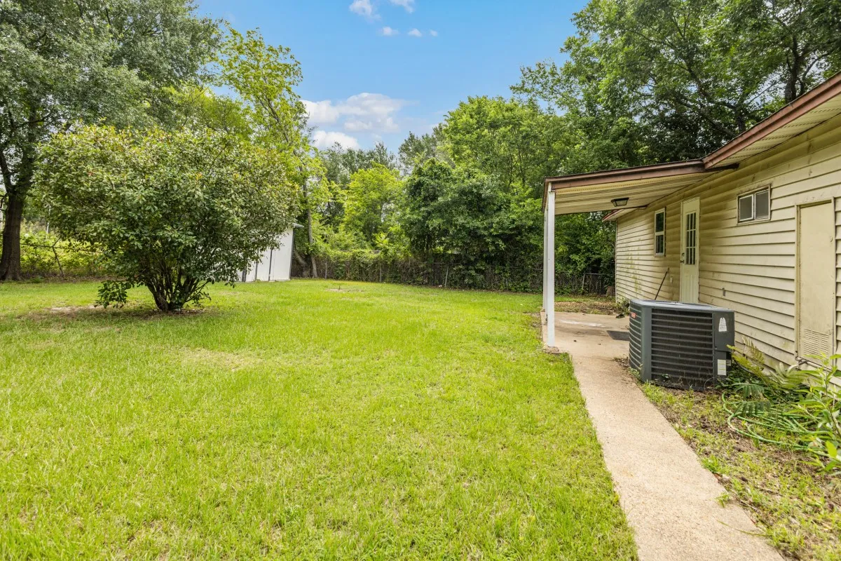 Manufactured Home For Sale in Henderson County , 110 W Shadowwood Street, Gun Barrel City, Texas 75156, 3 Bedroom, 2 Bathroom, Garage spaces, 1,128 Sqft, built in 1980, mls#21302614, Real Estate Agent in Gun Barrel City, Homes For Sale in Henderson county, Homes For Sale in Gun Barrel City, Realtor in Gun Barrel City Texas, Real Estate Brokerage Independent Realty Texas, Luminita Cordes Realtor