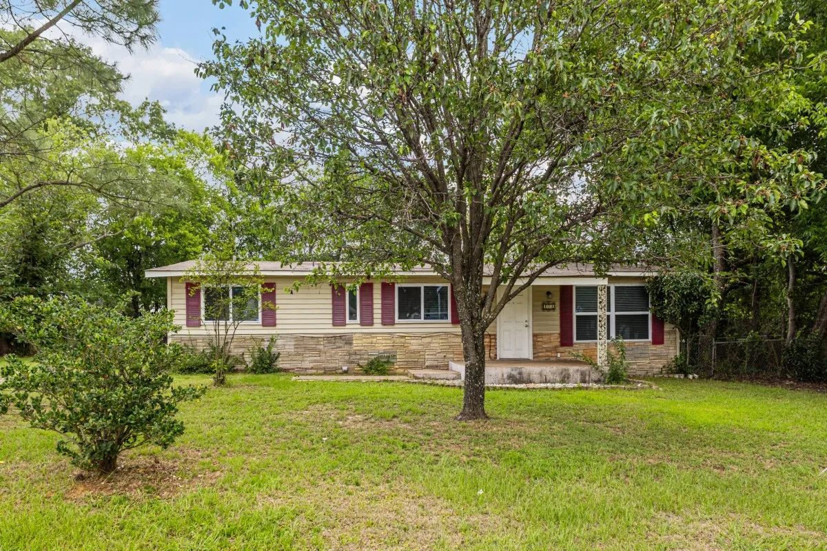 Manufactured Home For Sale in Henderson County , 110 W Shadowwood Street, Gun Barrel City, Texas 75156, 3 Bedroom, 2 Bathroom, Garage spaces, 1,128 Sqft, built in 1980, mls#21302614, Real Estate Agent in Gun Barrel City, Homes For Sale in Henderson county, Homes For Sale in Gun Barrel City, Realtor in Gun Barrel City Texas, Real Estate Brokerage Independent Realty Texas, Luminita Cordes Realtor