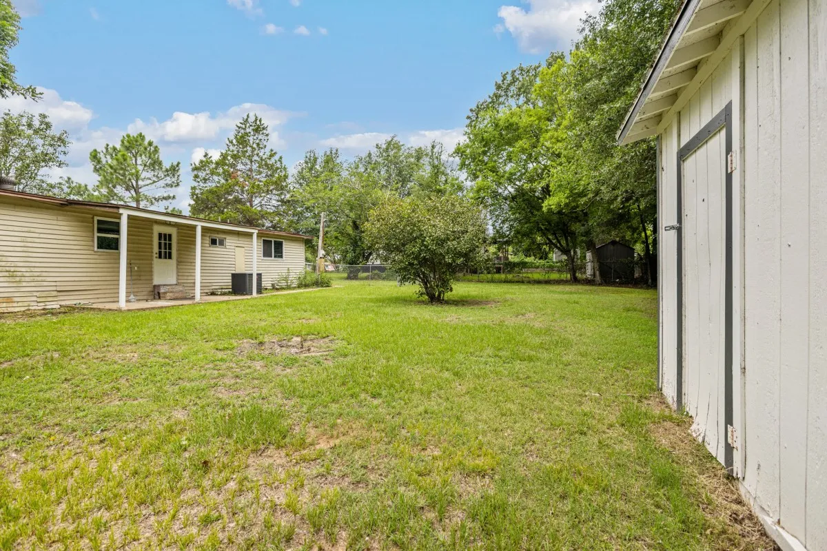 Manufactured Home For Sale in Henderson County , 110 W Shadowwood Street, Gun Barrel City, Texas 75156, 3 Bedroom, 2 Bathroom, Garage spaces, 1,128 Sqft, built in 1980, mls#21302614, Real Estate Agent in Gun Barrel City, Homes For Sale in Henderson county, Homes For Sale in Gun Barrel City, Realtor in Gun Barrel City Texas, Real Estate Brokerage Independent Realty Texas, Luminita Cordes Realtor