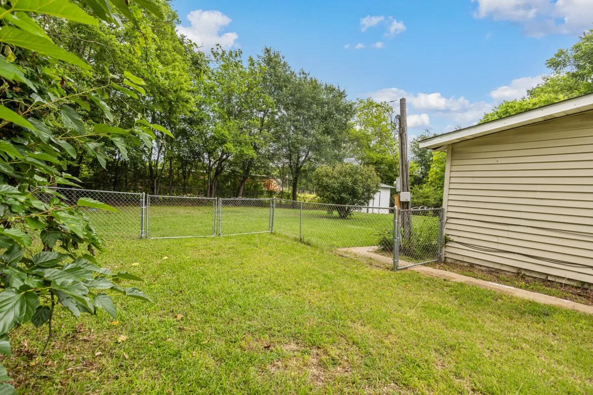 Manufactured Home For Sale in Henderson County , 110 W Shadowwood Street, Gun Barrel City, Texas 75156, 3 Bedroom, 2 Bathroom, Garage spaces, 1,128 Sqft, built in 1980, mls#21302614, Real Estate Agent in Gun Barrel City, Homes For Sale in Henderson county, Homes For Sale in Gun Barrel City, Realtor in Gun Barrel City Texas, Real Estate Brokerage Independent Realty Texas, Luminita Cordes Realtor