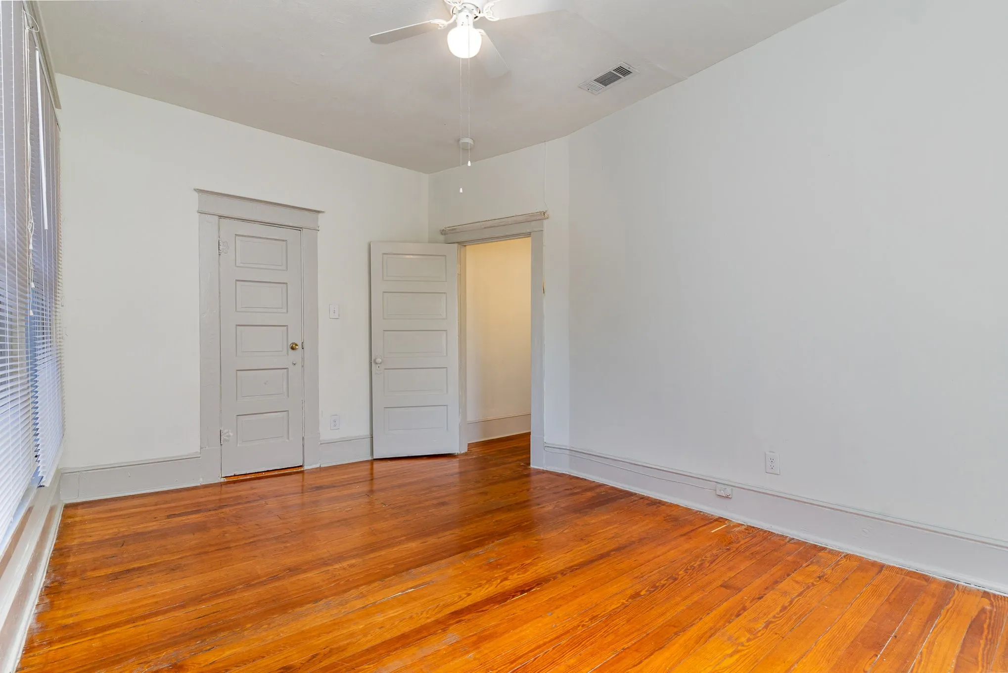 Quadruplex For Sale in Dallas County , 1230 Kings Highway, Dallas, Texas 75208, 5 Bedroom, 4 Bathroom, Garage spaces, 0 Sqft, built in 1910, mls#21260393, Real Estate Agent in Dallas, Homes For Sale in Dallas county, Homes For Sale in Dallas, Realtor in Dallas Texas, Real Estate Brokerage Independent Realty Texas, Luminita Cordes Realtor