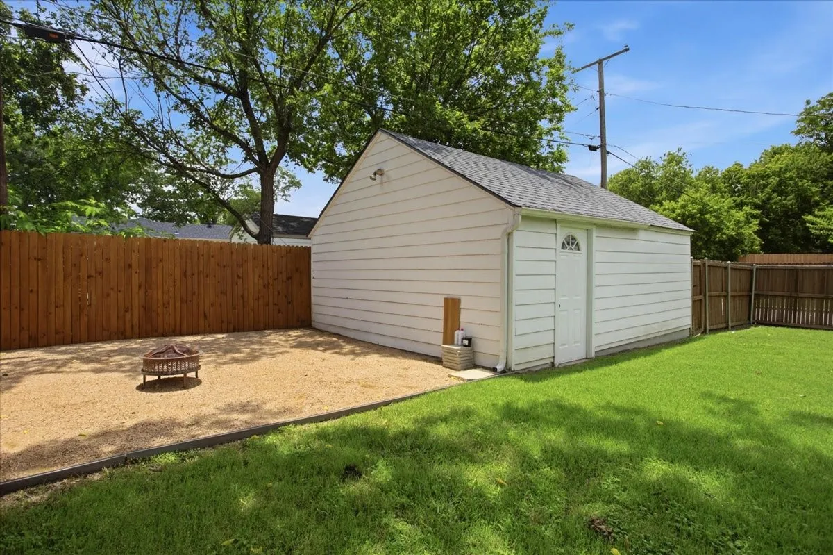 Single Family Residence For Sale in Tarrant County , 2721 Benbrook Boulevard, Fort Worth, Texas 76109, 3 Bedroom, 2 Bathroom, Garage spaces, 1,833 Sqft, built in 1939, mls#21300753, Real Estate Agent in Fort Worth, Homes For Sale in Tarrant county, Homes For Sale in Fort Worth, Realtor in Fort Worth Texas, Real Estate Brokerage Independent Realty Texas, Luminita Cordes Realtor