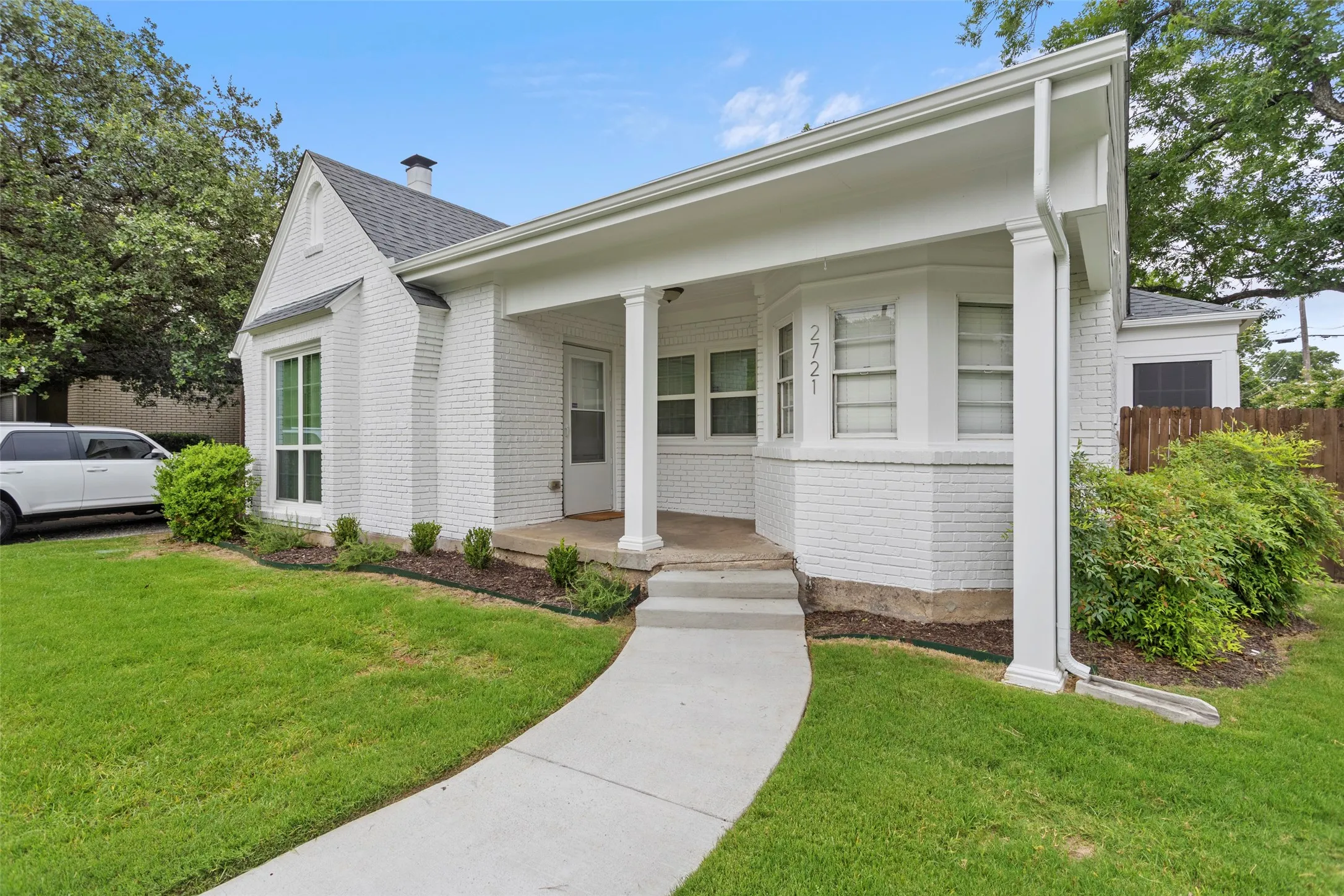 Single Family Residence For Sale in Tarrant County , 2721 Benbrook Boulevard, Fort Worth, Texas 76109, 3 Bedroom, 2 Bathroom, Garage spaces, 1,833 Sqft, built in 1939, mls#21300753, Real Estate Agent in Fort Worth, Homes For Sale in Tarrant county, Homes For Sale in Fort Worth, Realtor in Fort Worth Texas, Real Estate Brokerage Independent Realty Texas, Luminita Cordes Realtor
