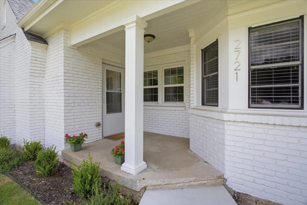 Single Family Residence For Sale in Tarrant County , 2721 Benbrook Boulevard, Fort Worth, Texas 76109, 3 Bedroom, 2 Bathroom, Garage spaces, 1,833 Sqft, built in 1939, mls#21300753, Real Estate Agent in Fort Worth, Homes For Sale in Tarrant county, Homes For Sale in Fort Worth, Realtor in Fort Worth Texas, Real Estate Brokerage Independent Realty Texas, Luminita Cordes Realtor