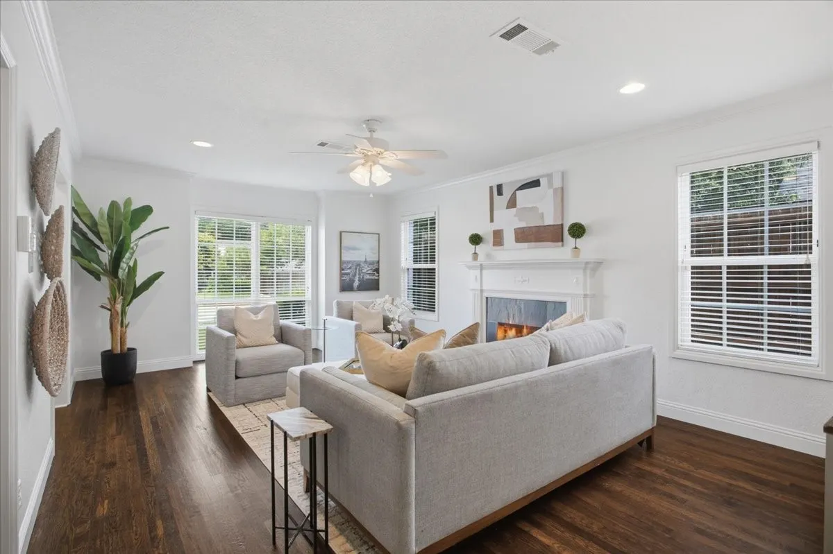 Single Family Residence For Sale in Tarrant County , 2721 Benbrook Boulevard, Fort Worth, Texas 76109, 3 Bedroom, 2 Bathroom, Garage spaces, 1,833 Sqft, built in 1939, mls#21300753, Real Estate Agent in Fort Worth, Homes For Sale in Tarrant county, Homes For Sale in Fort Worth, Realtor in Fort Worth Texas, Real Estate Brokerage Independent Realty Texas, Luminita Cordes Realtor