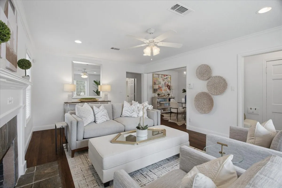 Single Family Residence For Sale in Tarrant County , 2721 Benbrook Boulevard, Fort Worth, Texas 76109, 3 Bedroom, 2 Bathroom, Garage spaces, 1,833 Sqft, built in 1939, mls#21300753, Real Estate Agent in Fort Worth, Homes For Sale in Tarrant county, Homes For Sale in Fort Worth, Realtor in Fort Worth Texas, Real Estate Brokerage Independent Realty Texas, Luminita Cordes Realtor