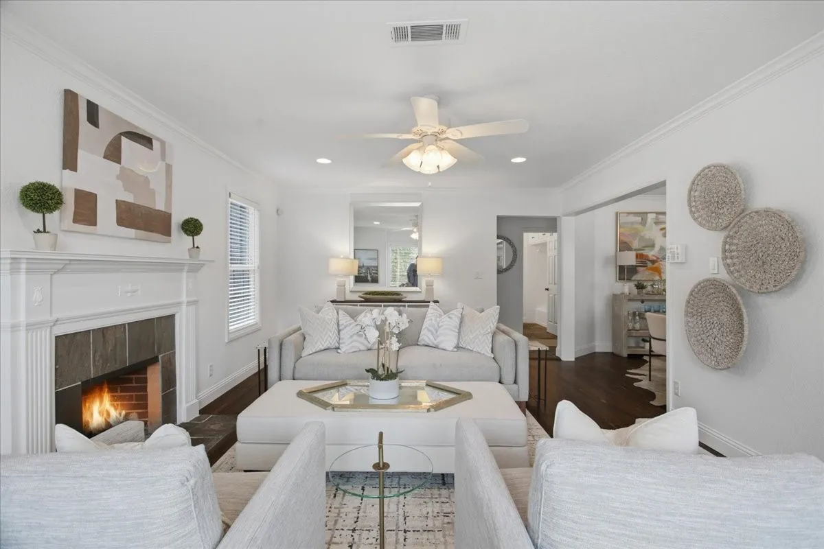 Single Family Residence For Sale in Tarrant County , 2721 Benbrook Boulevard, Fort Worth, Texas 76109, 3 Bedroom, 2 Bathroom, Garage spaces, 1,833 Sqft, built in 1939, mls#21300753, Real Estate Agent in Fort Worth, Homes For Sale in Tarrant county, Homes For Sale in Fort Worth, Realtor in Fort Worth Texas, Real Estate Brokerage Independent Realty Texas, Luminita Cordes Realtor