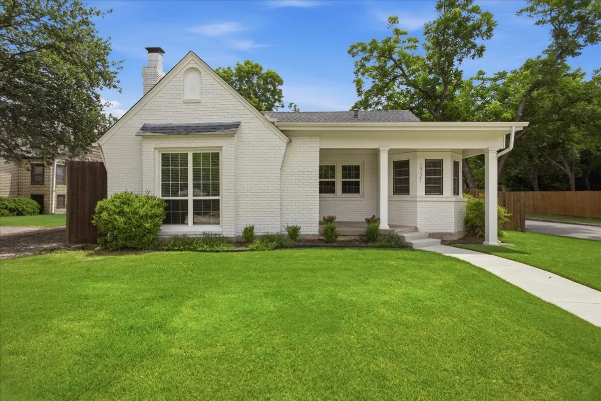 Single Family Residence For Sale in Tarrant County , 2721 Benbrook Boulevard, Fort Worth, Texas 76109, 3 Bedroom, 2 Bathroom, Garage spaces, 1,833 Sqft, built in 1939, mls#21300753, Real Estate Agent in Fort Worth, Homes For Sale in Tarrant county, Homes For Sale in Fort Worth, Realtor in Fort Worth Texas, Real Estate Brokerage Independent Realty Texas, Luminita Cordes Realtor