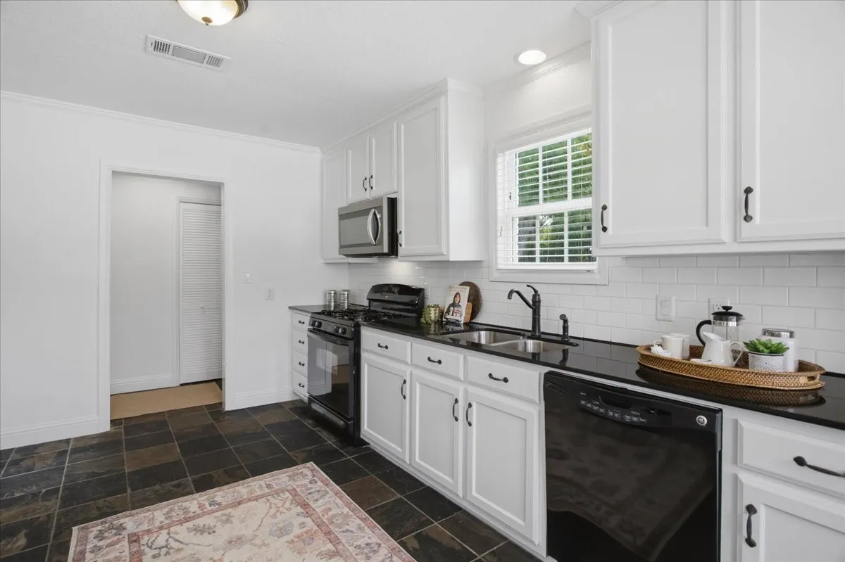 Single Family Residence For Sale in Tarrant County , 2721 Benbrook Boulevard, Fort Worth, Texas 76109, 3 Bedroom, 2 Bathroom, Garage spaces, 1,833 Sqft, built in 1939, mls#21300753, Real Estate Agent in Fort Worth, Homes For Sale in Tarrant county, Homes For Sale in Fort Worth, Realtor in Fort Worth Texas, Real Estate Brokerage Independent Realty Texas, Luminita Cordes Realtor