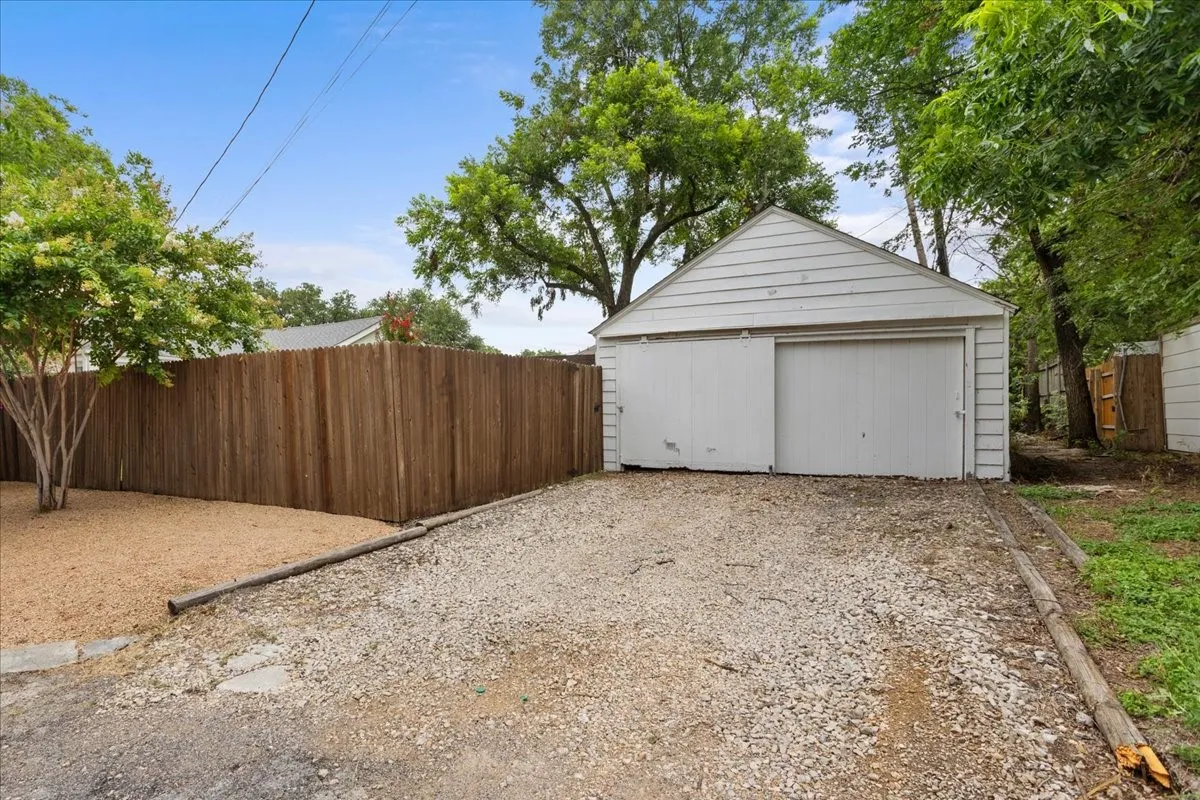 Single Family Residence For Sale in Tarrant County , 2721 Benbrook Boulevard, Fort Worth, Texas 76109, 3 Bedroom, 2 Bathroom, Garage spaces, 1,833 Sqft, built in 1939, mls#21300753, Real Estate Agent in Fort Worth, Homes For Sale in Tarrant county, Homes For Sale in Fort Worth, Realtor in Fort Worth Texas, Real Estate Brokerage Independent Realty Texas, Luminita Cordes Realtor