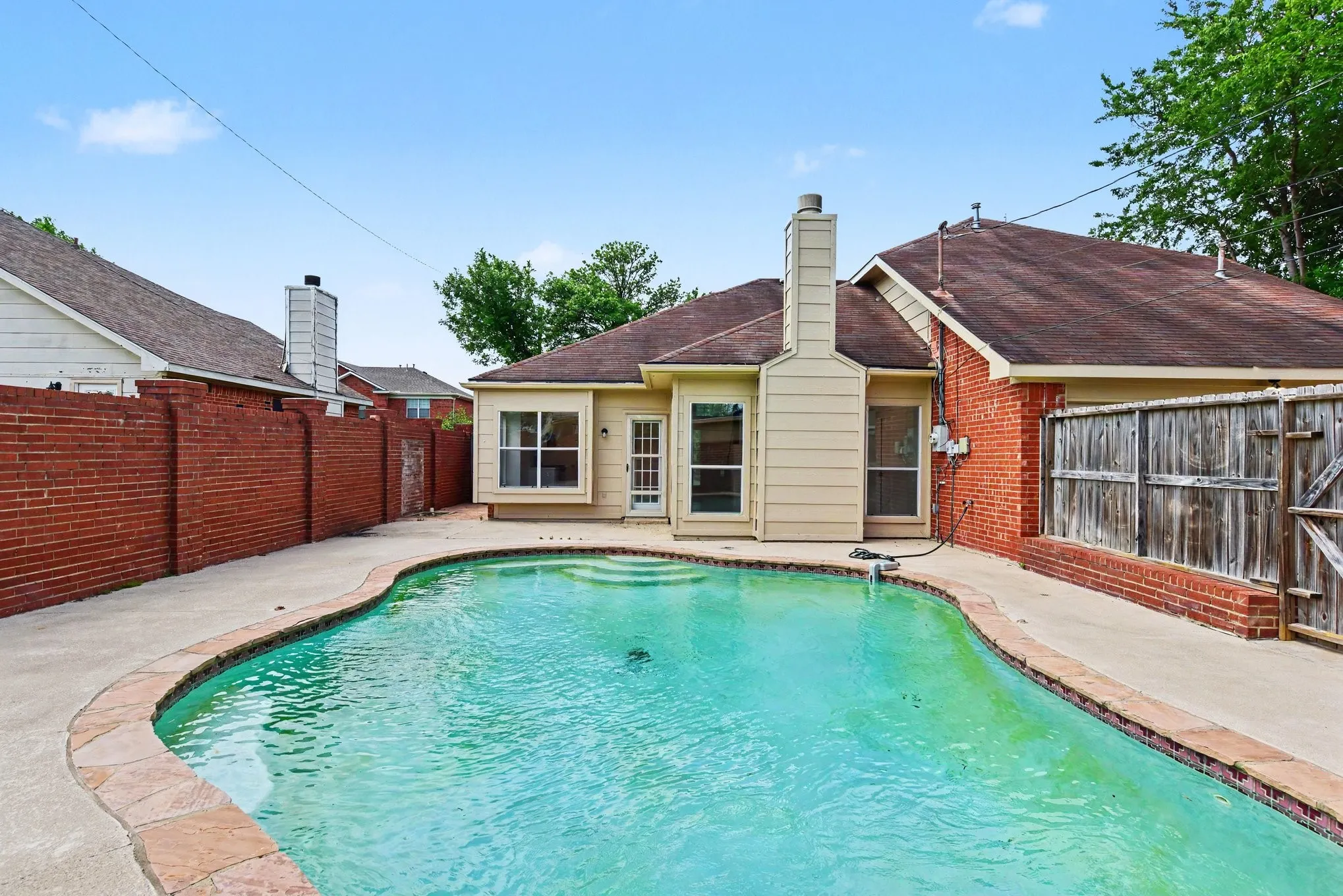 Single Family Residence For Sale in Dallas County , 7107 Grey Dawn Lane, Dallas, Texas 75227, 3 Bedroom, 3 Bathroom, 2 Garage spaces, 2,011 Sqft, built in 1994, mls#21284791, Real Estate Agent in Dallas, Homes For Sale in Dallas county, Homes For Sale in Dallas, Realtor in Dallas Texas, Real Estate Brokerage Independent Realty Texas, Luminita Cordes Realtor