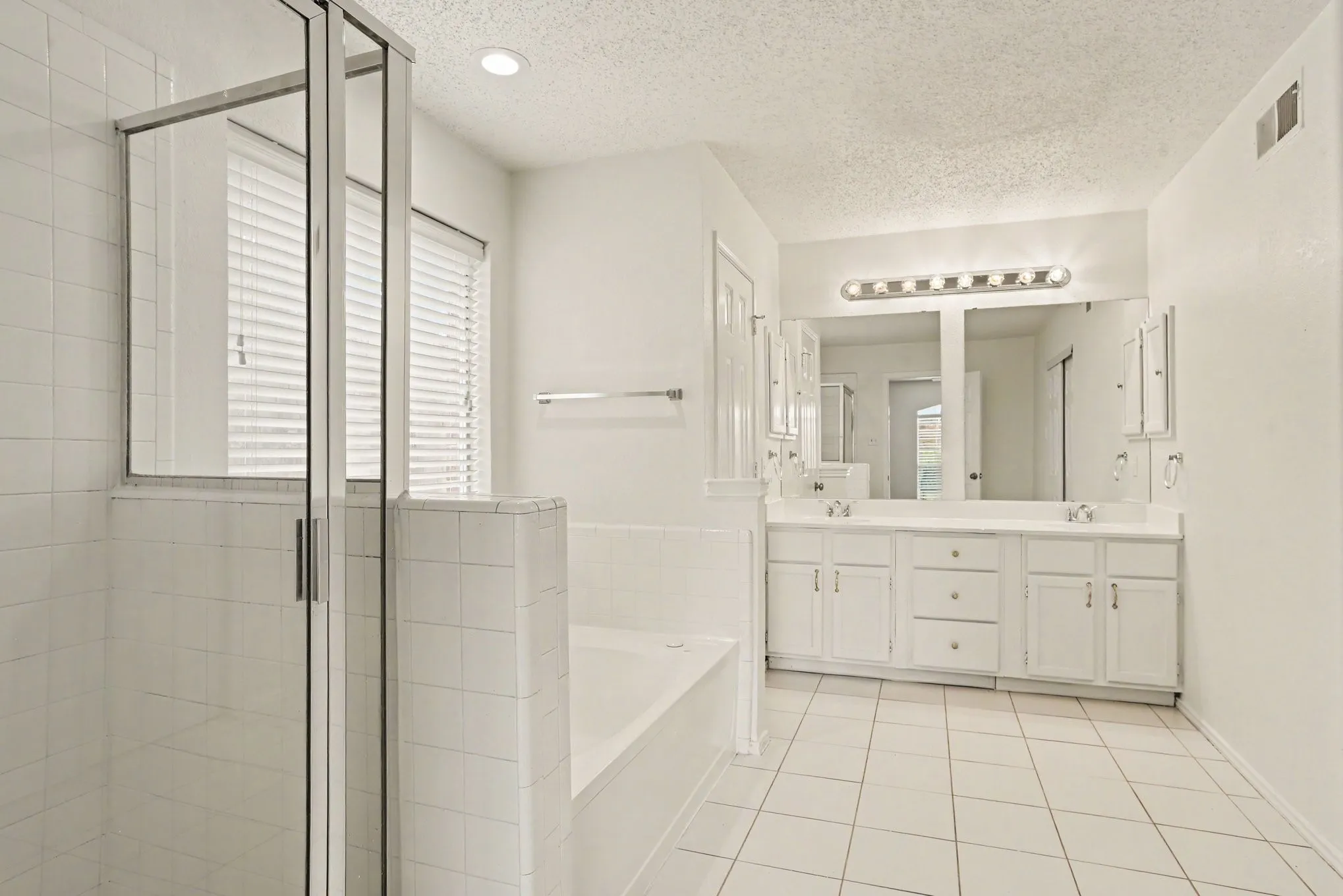 Single Family Residence For Sale in Dallas County , 7107 Grey Dawn Lane, Dallas, Texas 75227, 3 Bedroom, 3 Bathroom, 2 Garage spaces, 2,011 Sqft, built in 1994, mls#21284791, Real Estate Agent in Dallas, Homes For Sale in Dallas county, Homes For Sale in Dallas, Realtor in Dallas Texas, Real Estate Brokerage Independent Realty Texas, Luminita Cordes Realtor