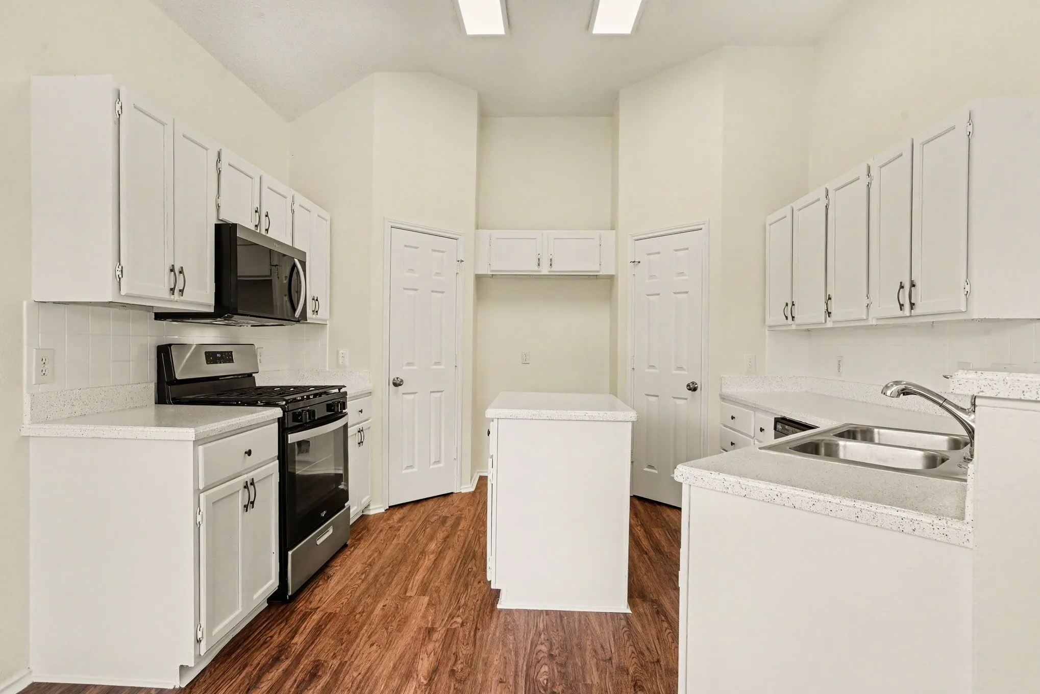 Single Family Residence For Sale in Dallas County , 7107 Grey Dawn Lane, Dallas, Texas 75227, 3 Bedroom, 3 Bathroom, 2 Garage spaces, 2,011 Sqft, built in 1994, mls#21284791, Real Estate Agent in Dallas, Homes For Sale in Dallas county, Homes For Sale in Dallas, Realtor in Dallas Texas, Real Estate Brokerage Independent Realty Texas, Luminita Cordes Realtor