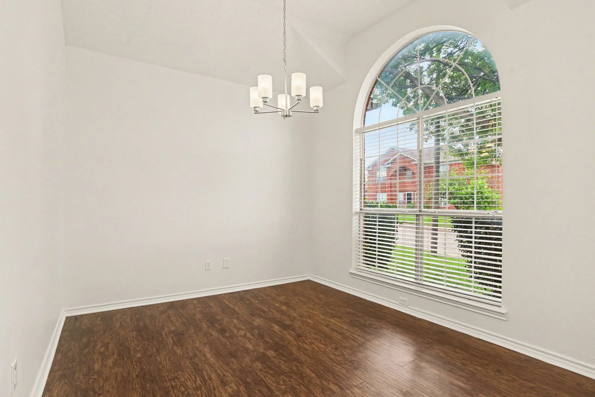 Single Family Residence For Sale in Dallas County , 7107 Grey Dawn Lane, Dallas, Texas 75227, 3 Bedroom, 3 Bathroom, 2 Garage spaces, 2,011 Sqft, built in 1994, mls#21284791, Real Estate Agent in Dallas, Homes For Sale in Dallas county, Homes For Sale in Dallas, Realtor in Dallas Texas, Real Estate Brokerage Independent Realty Texas, Luminita Cordes Realtor