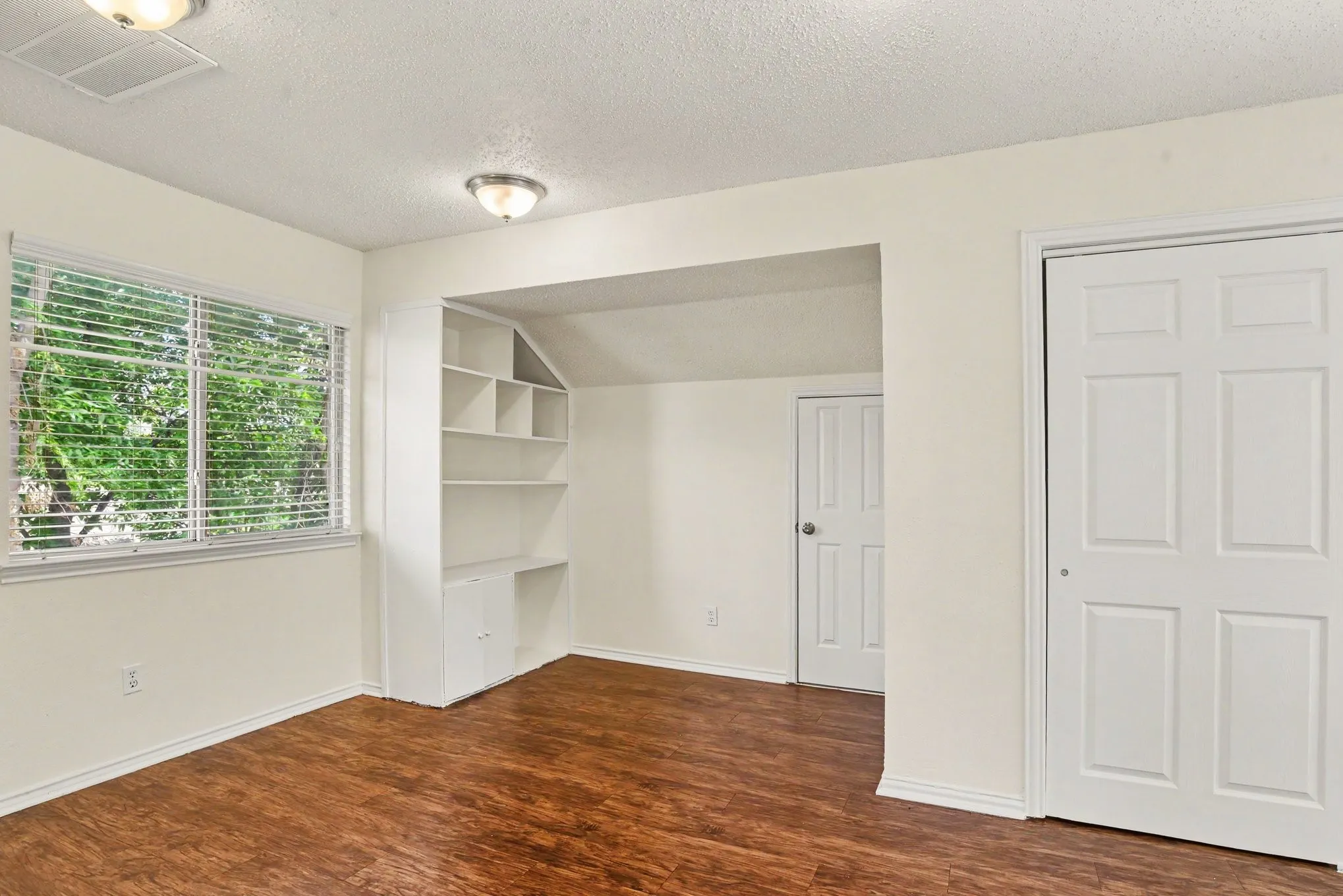 Single Family Residence For Sale in Dallas County , 7107 Grey Dawn Lane, Dallas, Texas 75227, 3 Bedroom, 3 Bathroom, 2 Garage spaces, 2,011 Sqft, built in 1994, mls#21284791, Real Estate Agent in Dallas, Homes For Sale in Dallas county, Homes For Sale in Dallas, Realtor in Dallas Texas, Real Estate Brokerage Independent Realty Texas, Luminita Cordes Realtor