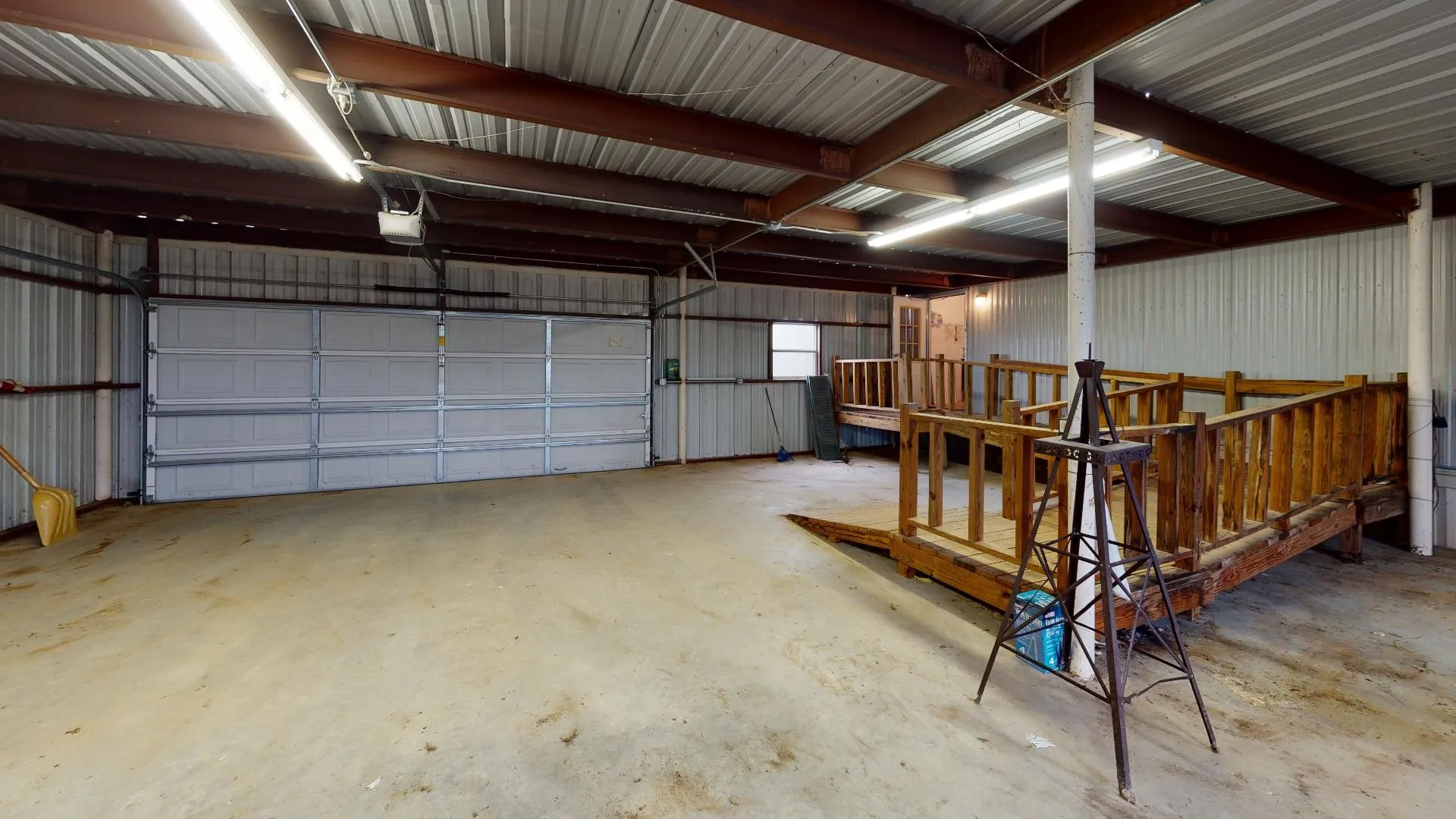 Spacious garage attched to the sigle wide with ramp access